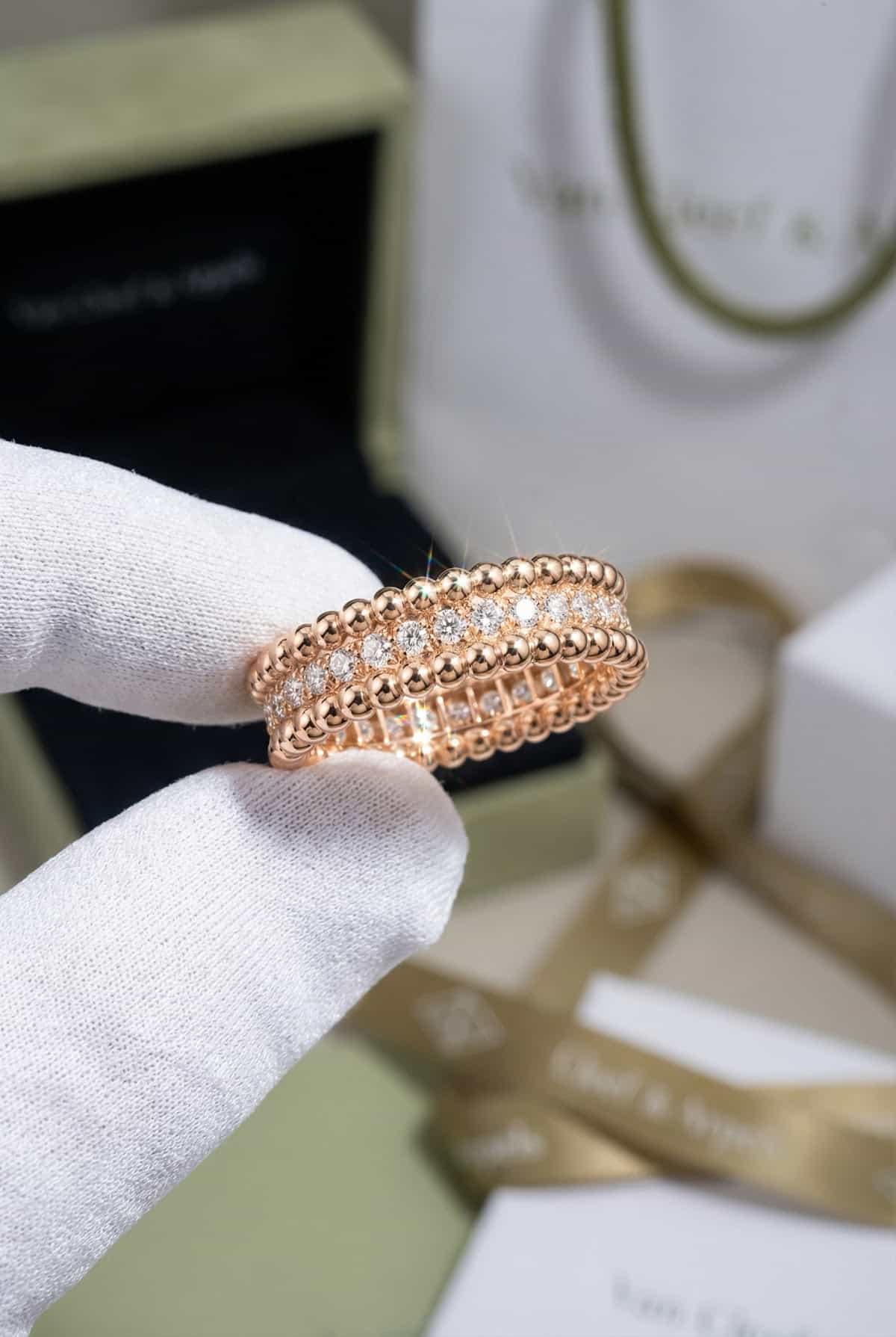 Золотое кольцо с бриллиантами Van Cleef Perlée