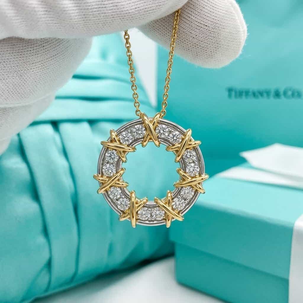 Tiffany & Co. Кулон Sixteen Stone by Tiffany — крупный круглый кулон из белого и жёлтого золота с бриллиантами