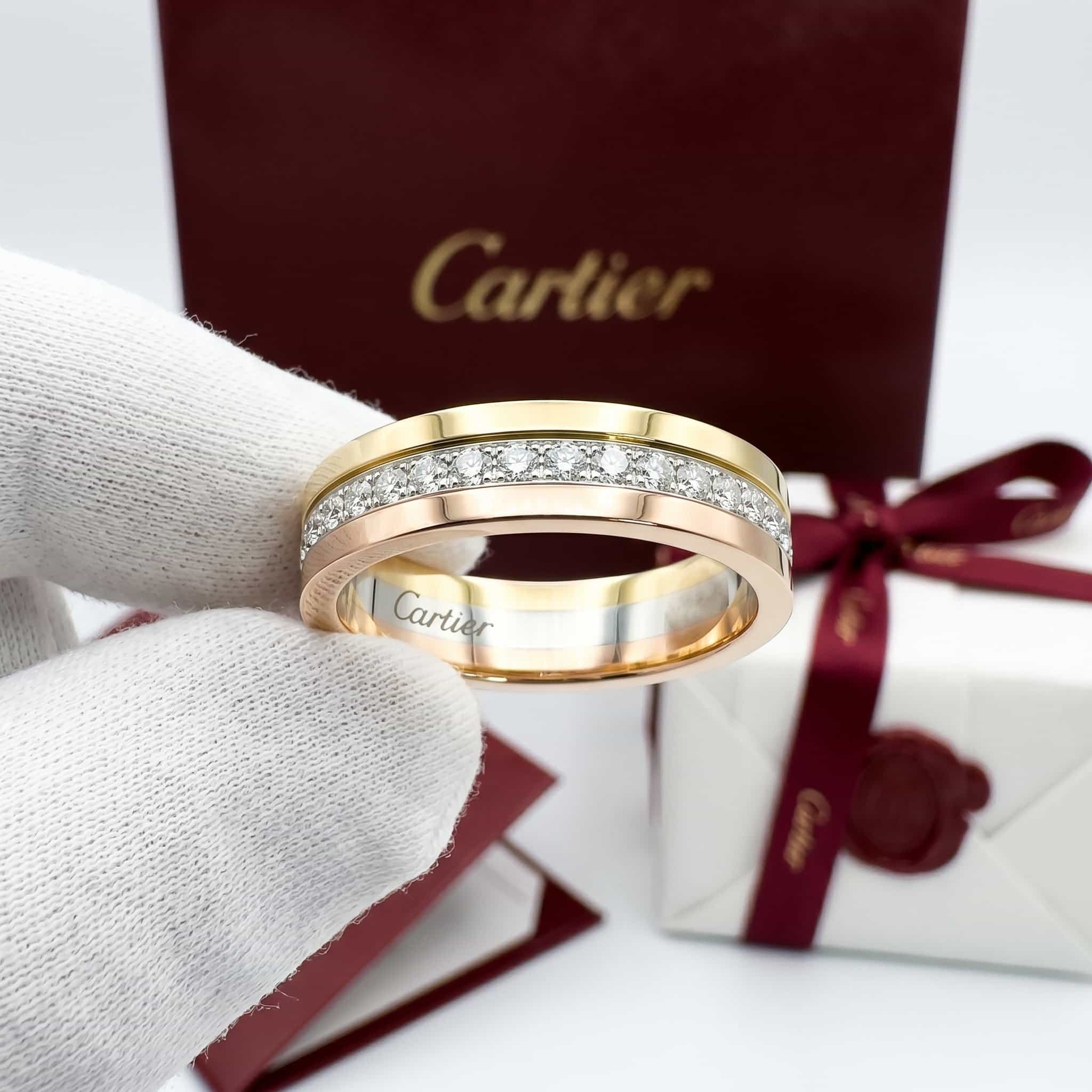 Золотое обручальное кольцо Cartier Vendôme с бриллиантами, ширина 4,8 мм, паве