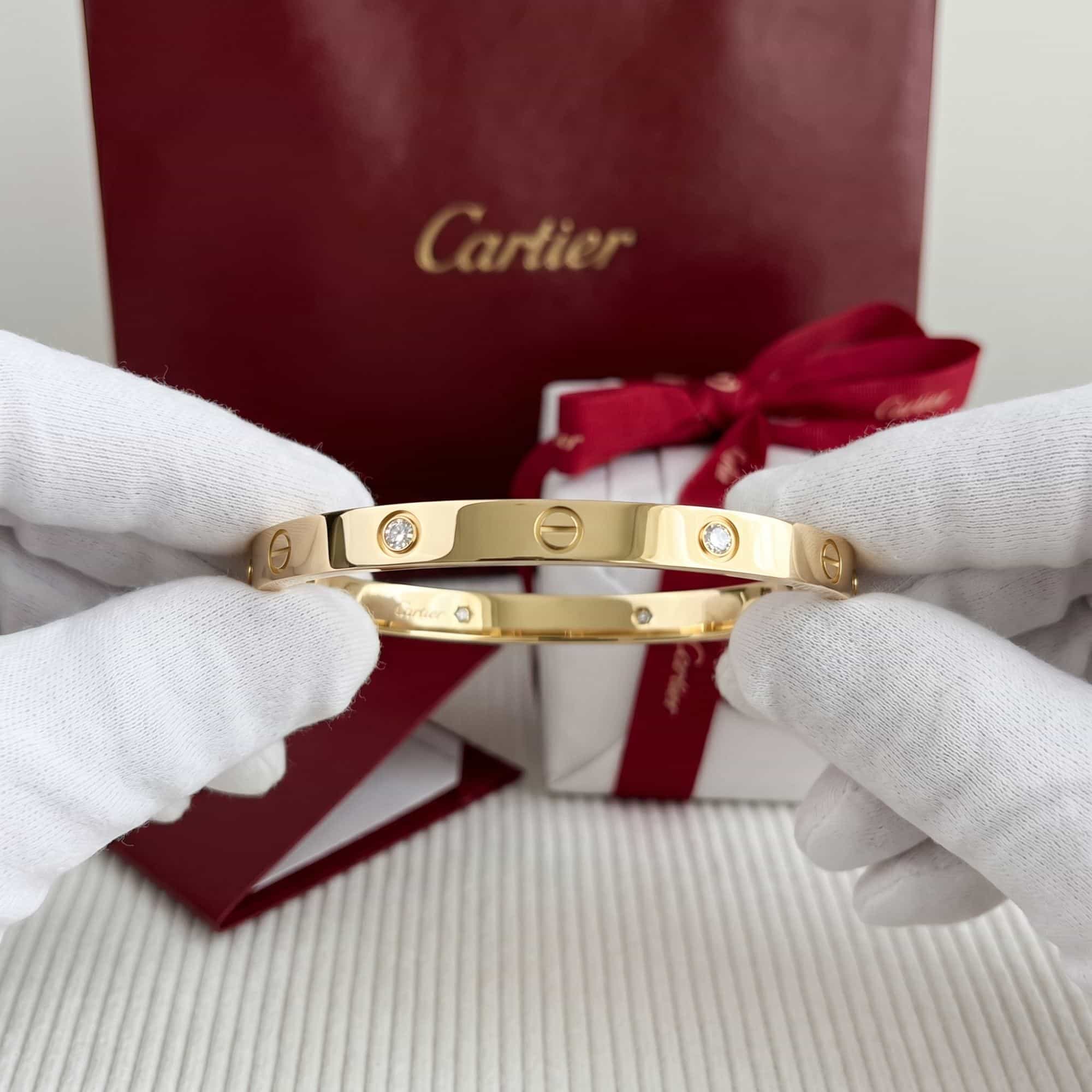 Cartier Золотой браслет Cartier Love с бриллиантами, классическая модель, матовая отделка, 4 бриллианта