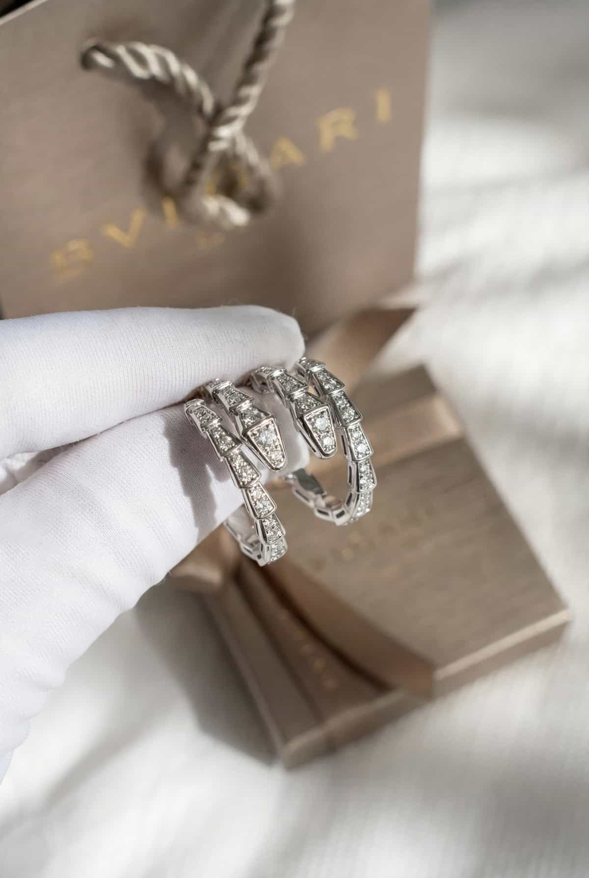 Золотые серьги с бриллиантами Bulgari Serpenti Viper