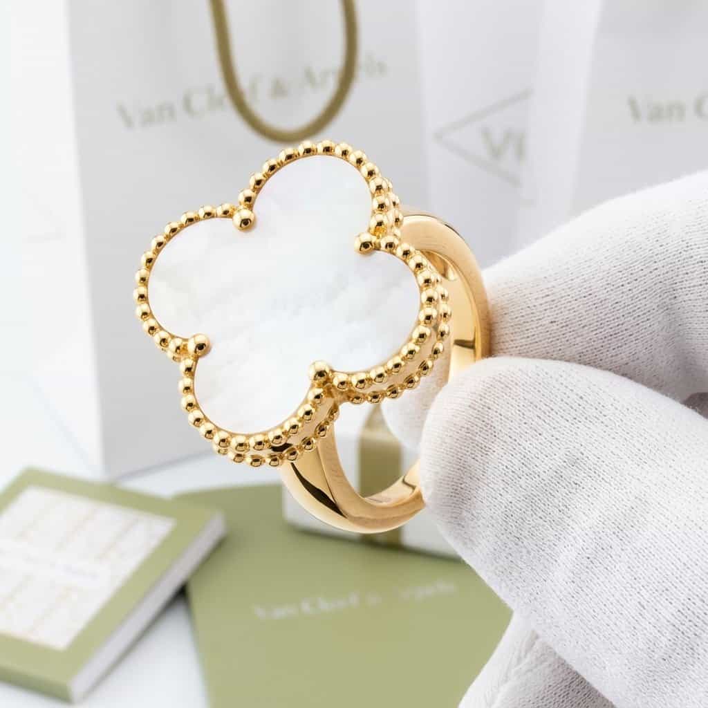 Van Cleef & Arpels Кольцо Magic Alhambra, желтое золото, белый перламутр