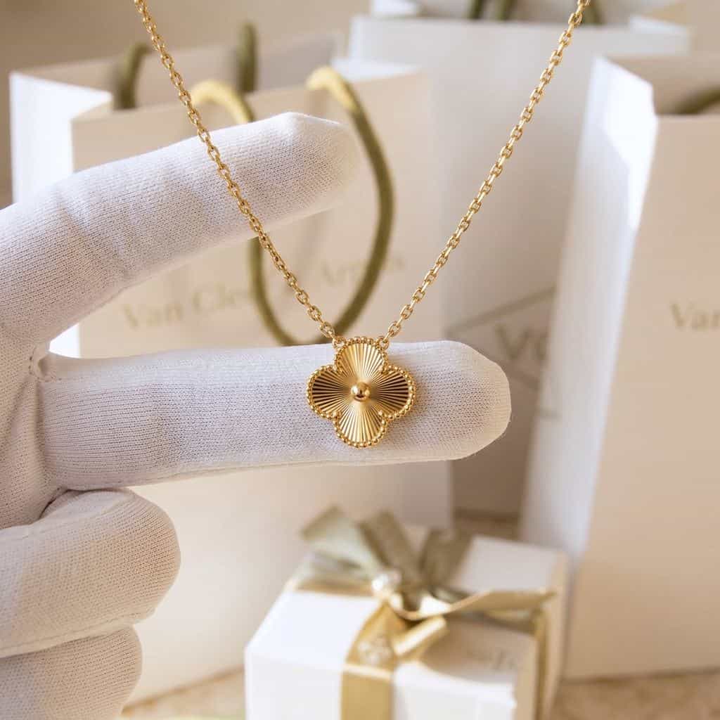 Van Cleef & Arpels Кулон Van Cleef & Arpels Alhambra