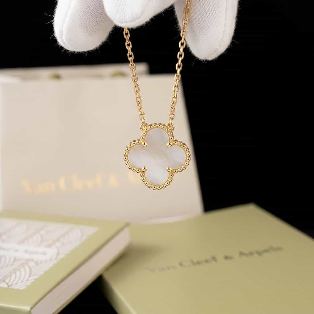 Van Cleef & Arpels Кулон Van Cleef & Arpels Vintage Alhambra, желтое золото, белый перламутр