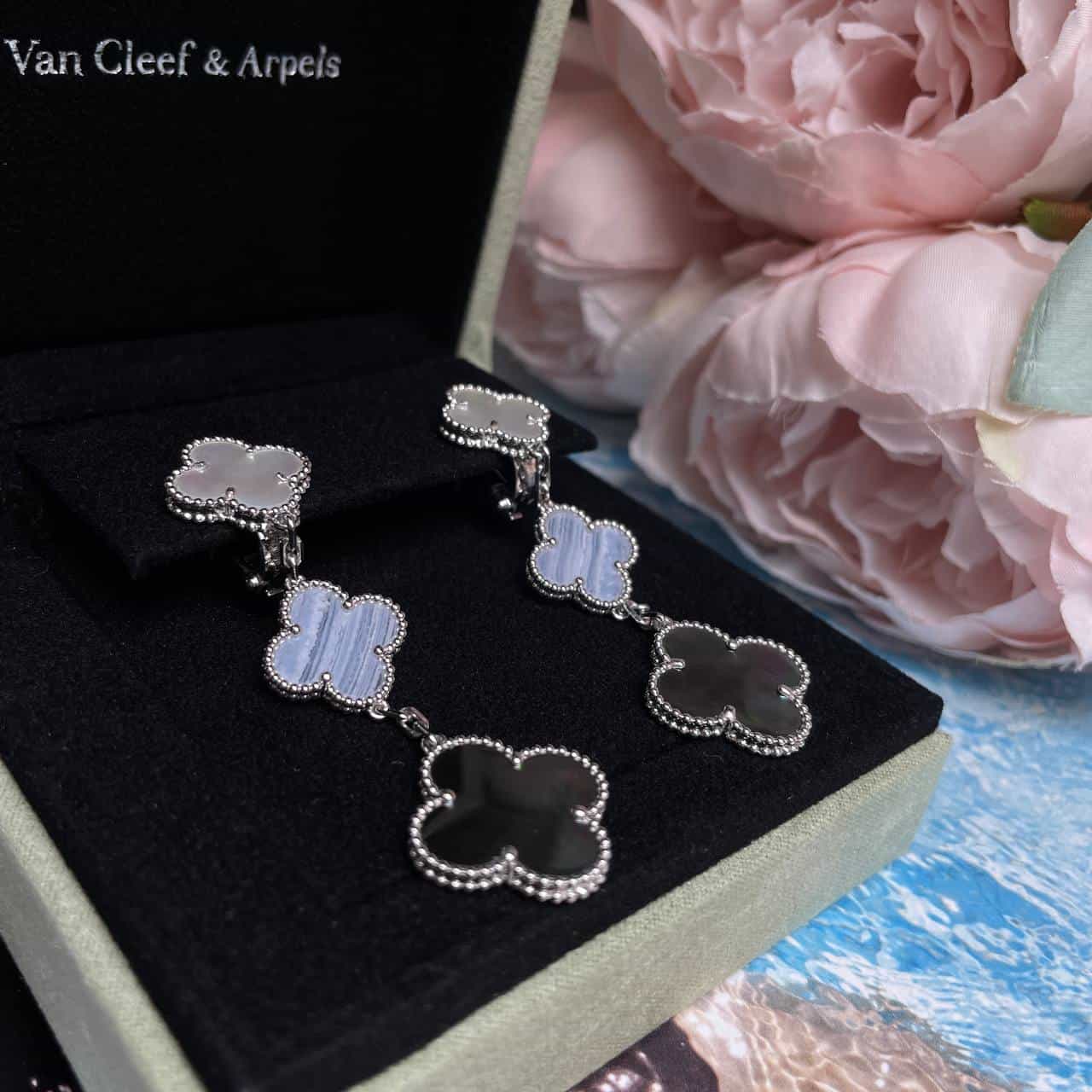 Van Cleef & Arpels Серьги Van Cleef 3 мотива (серый, белый перламутр, халцедон)