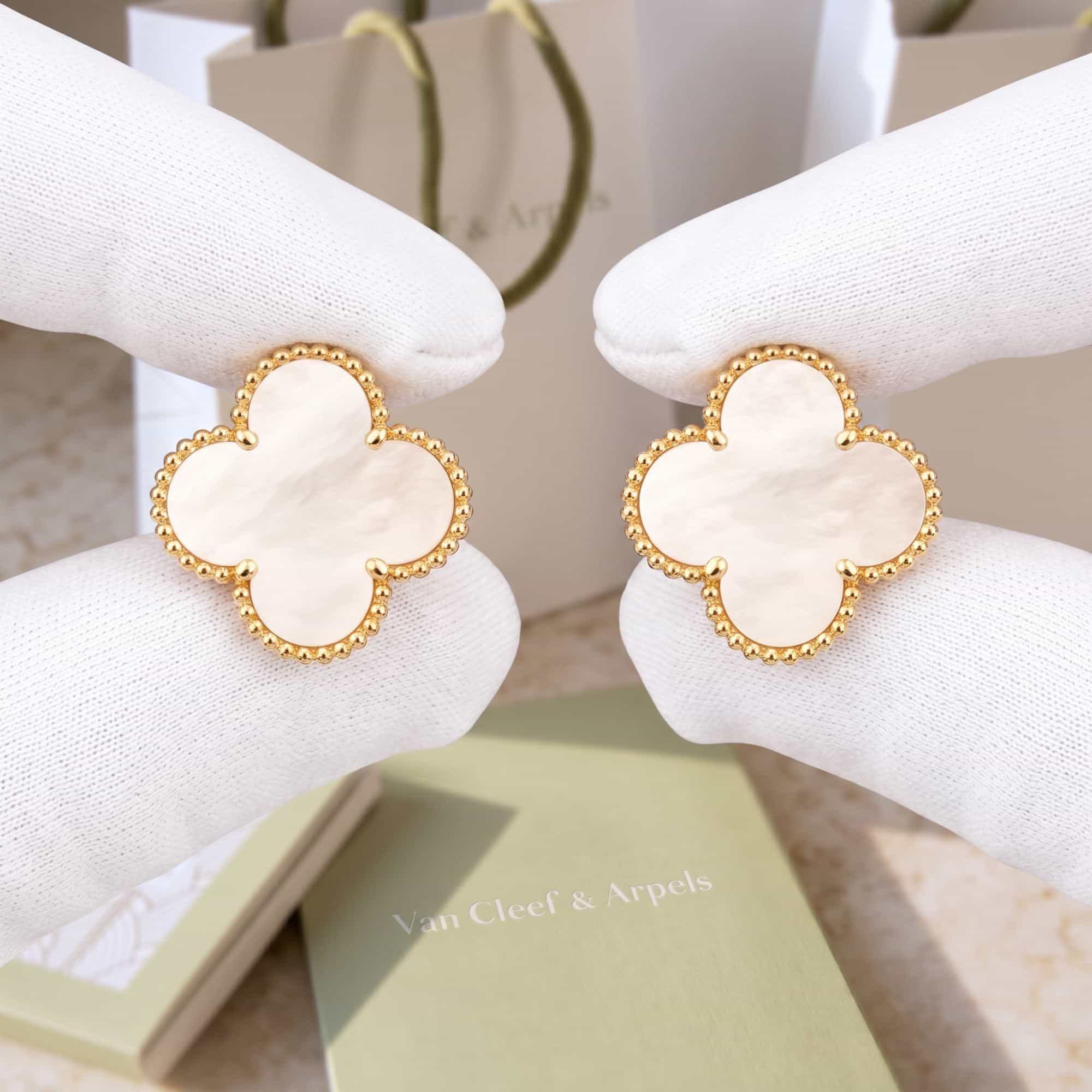 Van Cleef & Arpels Серьги Magic Alhambra, желтое золото, белый перламутр