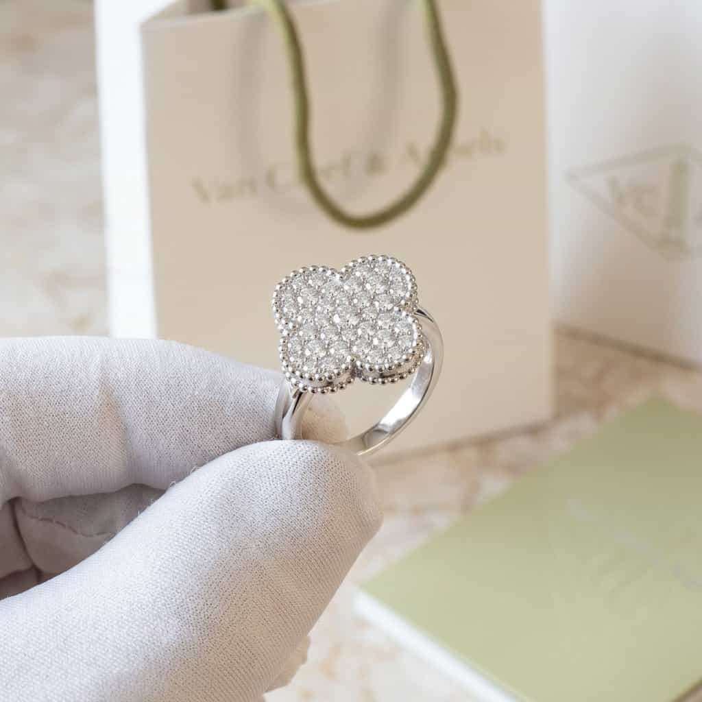 Van Cleef & Arpels Кольцо Magic Alhambra, белое золото, бриллианты
