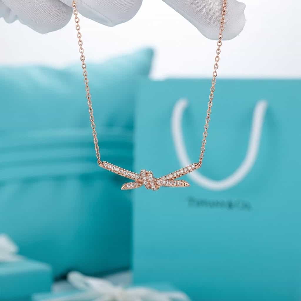 Tiffany & Co. Кулон Tiffany Knot с бриллиантами на цепочке