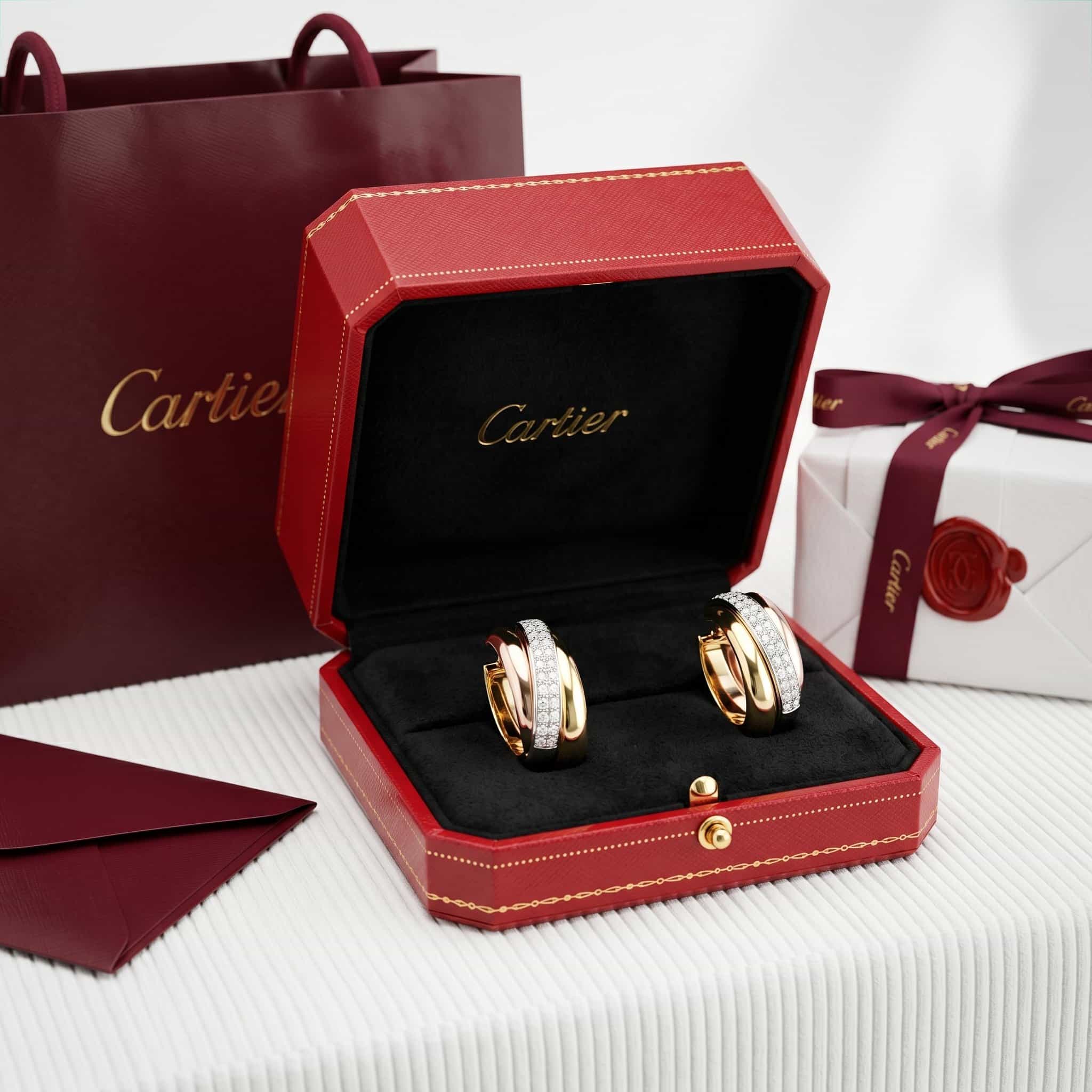 Cartier Золотые серьги Cartier Trinity с бриллиантами, форма кушон, частичное паве