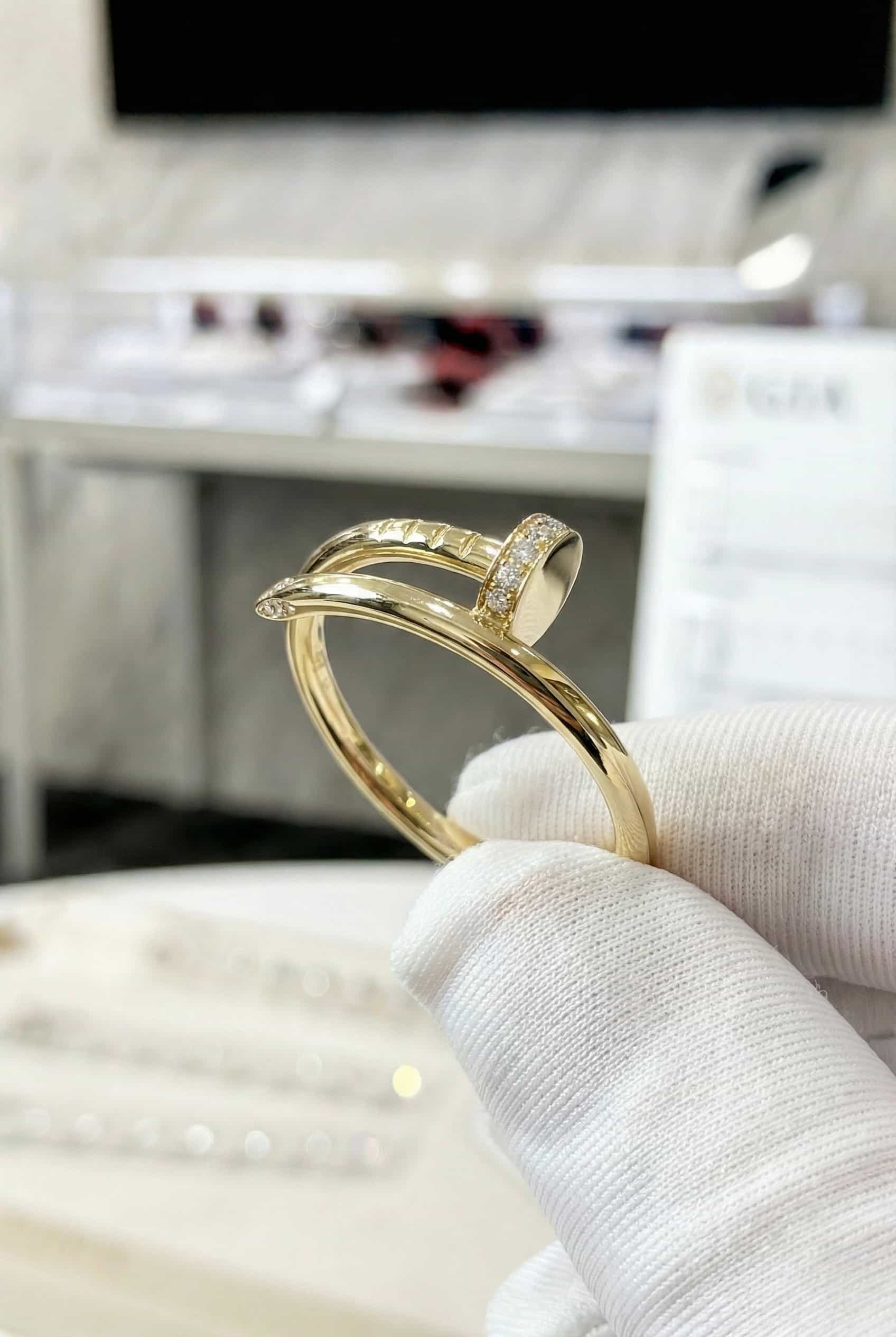 Cartier Золотое кольцо Cartier Juste un Clou с бриллиантами