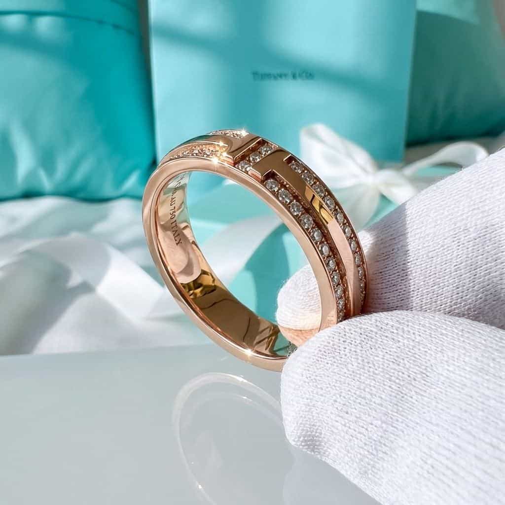 Tiffany & Co. Кольцо Tiffany T — узкое с бриллиантовой паве