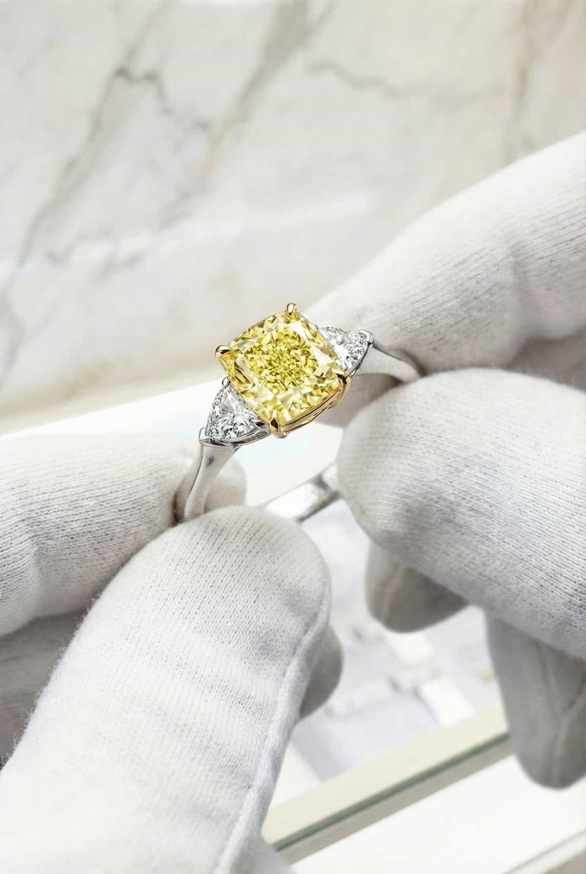 Tiffany & Co. Золотое кольцо с желтым бриллиантом Tiffany & Co