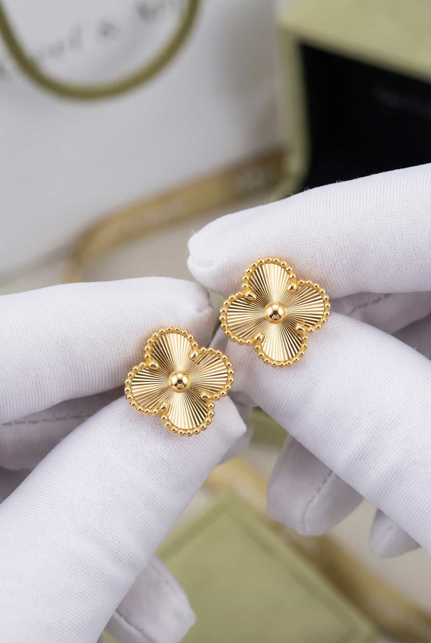 Van Cleef & Arpels Золотые серьги Van Cleef Vintage Alhambra