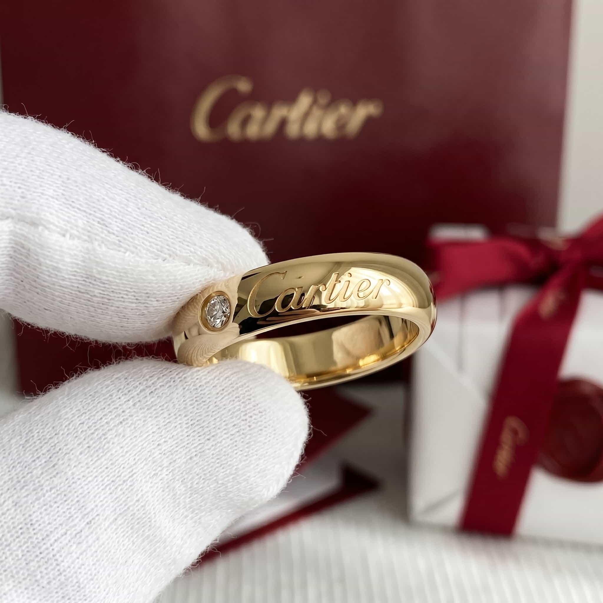 Cartier Золотое обручальное кольцо Cartier C de Cartier с бриллиантами, ширина 4 мм, 1 бриллиант