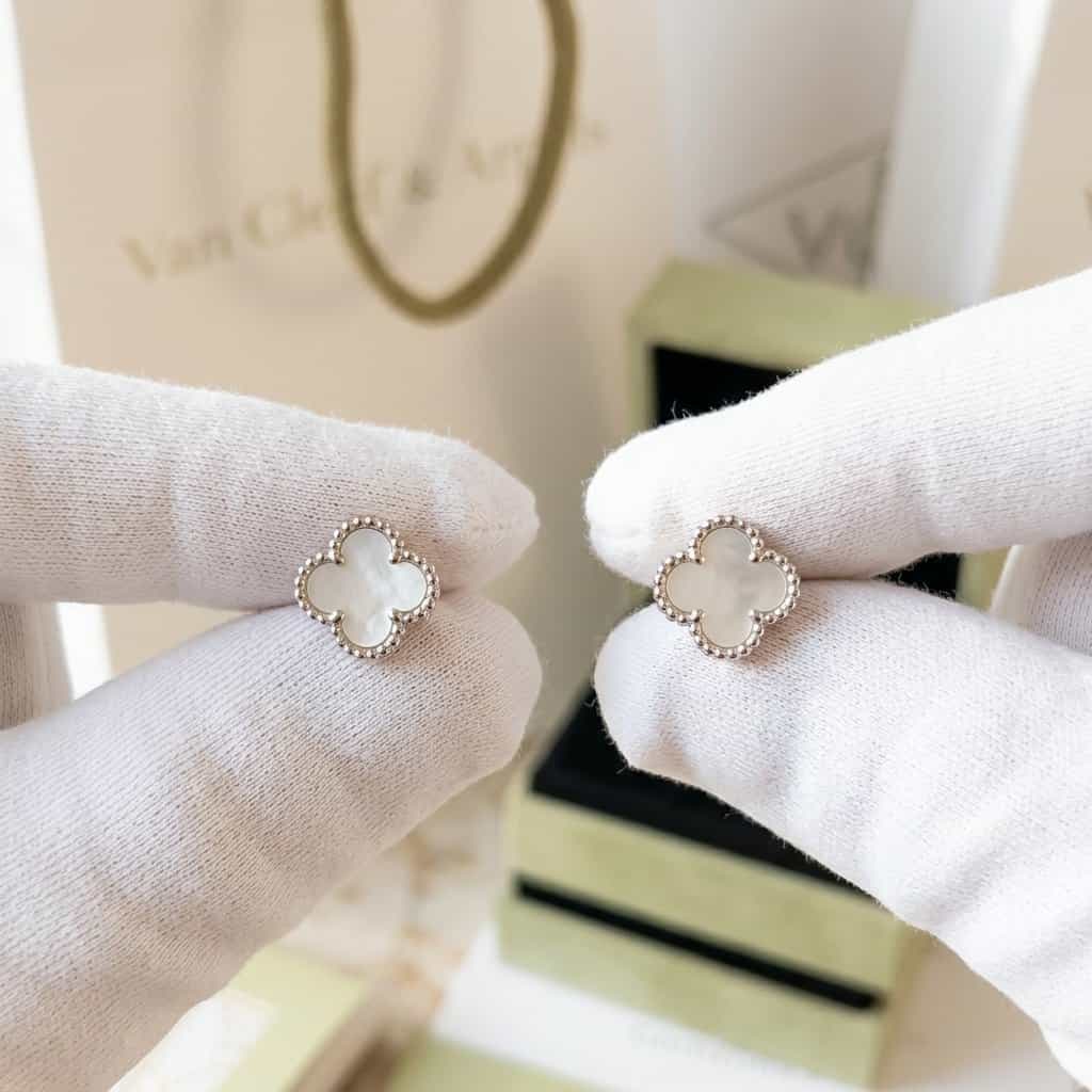 Серьги-гвоздики Van Cleef & Arpels Sweet Alhambra, белое золото, белый перламутр