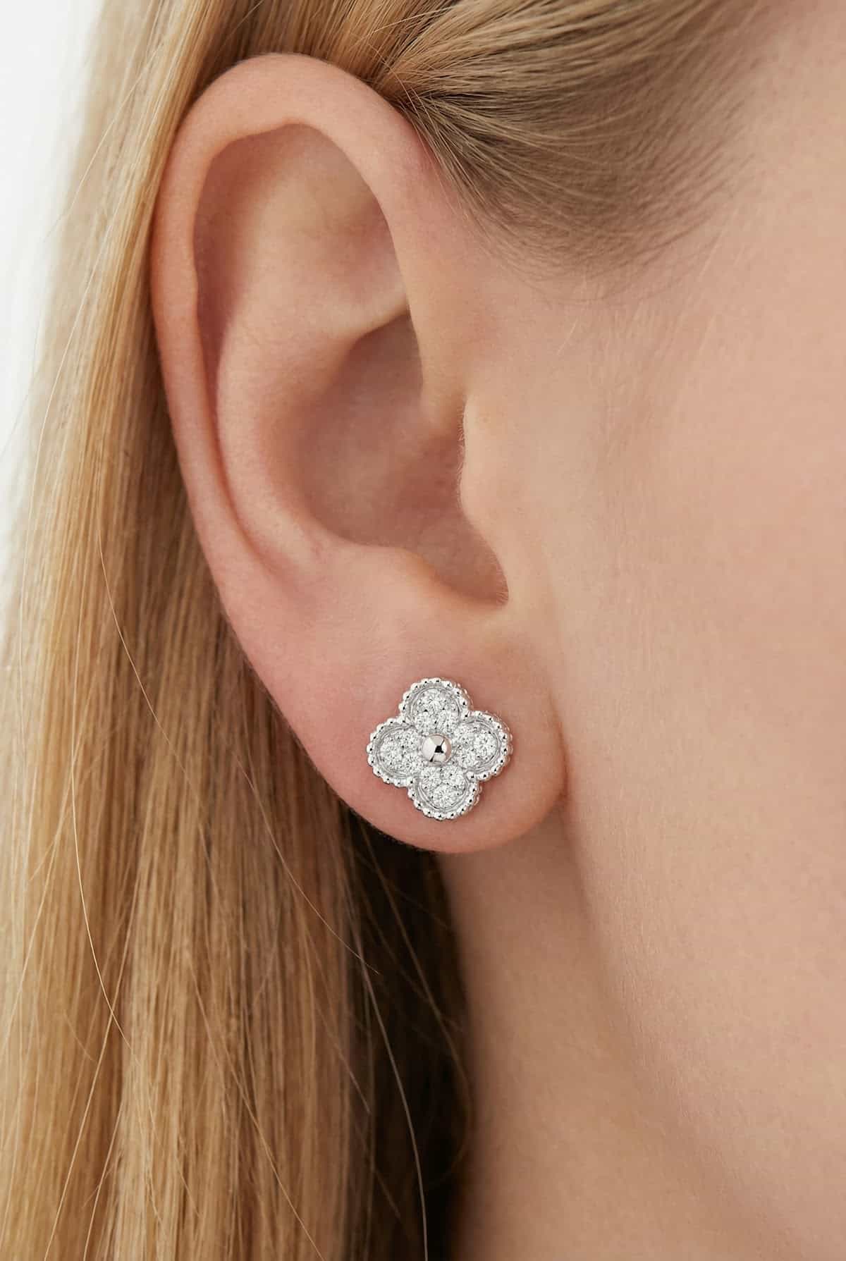 Золотые серьги-пусеты с бриллиантами Van Cleef Alhambra
