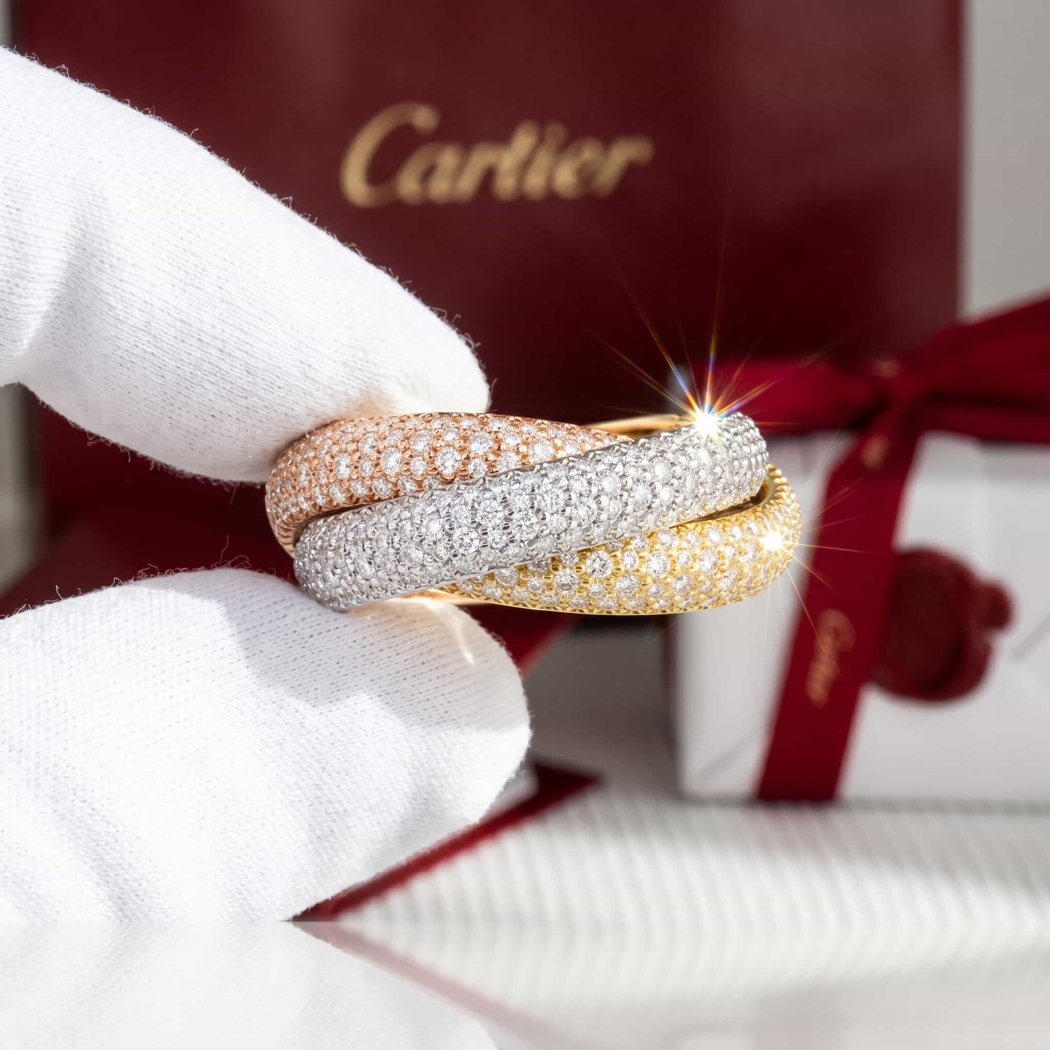Золотое кольцо Cartier Trinity с бриллиантами, крупная модель, паве