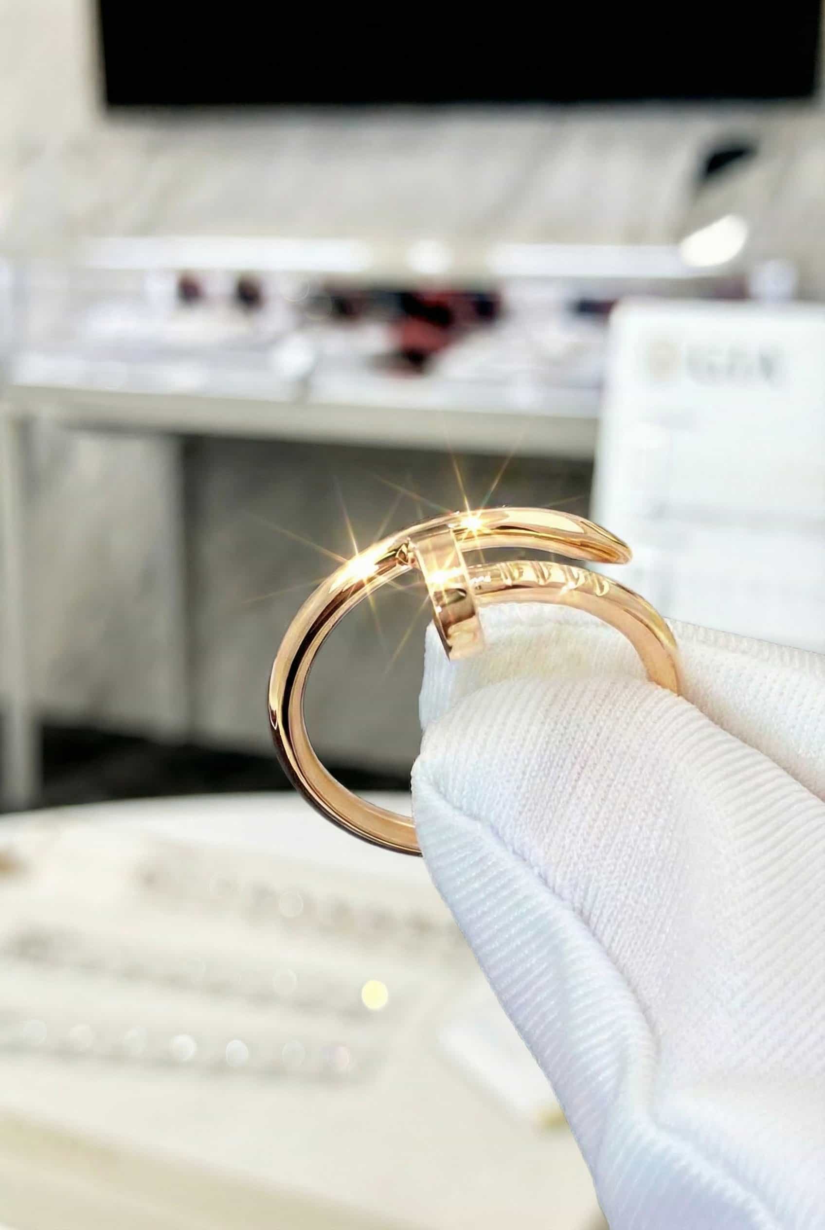 Золотое кольцо Cartier Juste un Clou