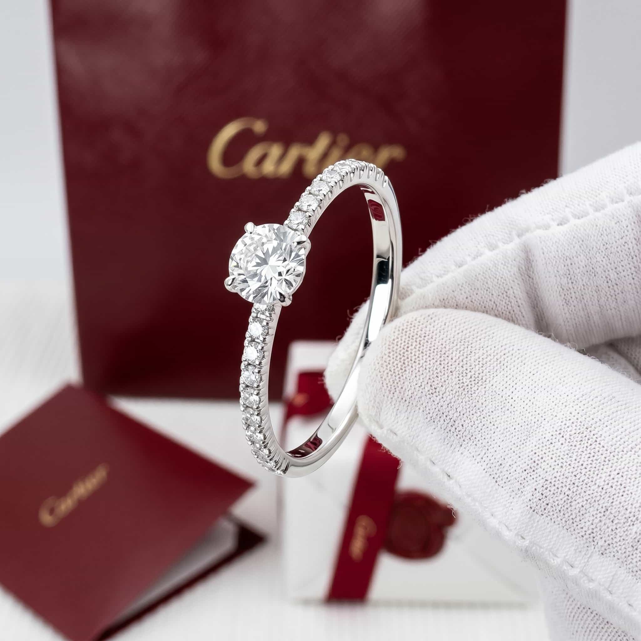 Золотое кольцо-солитер Cartier Étincelle с бриллиантами, бриллиант круглой огранки, паве
