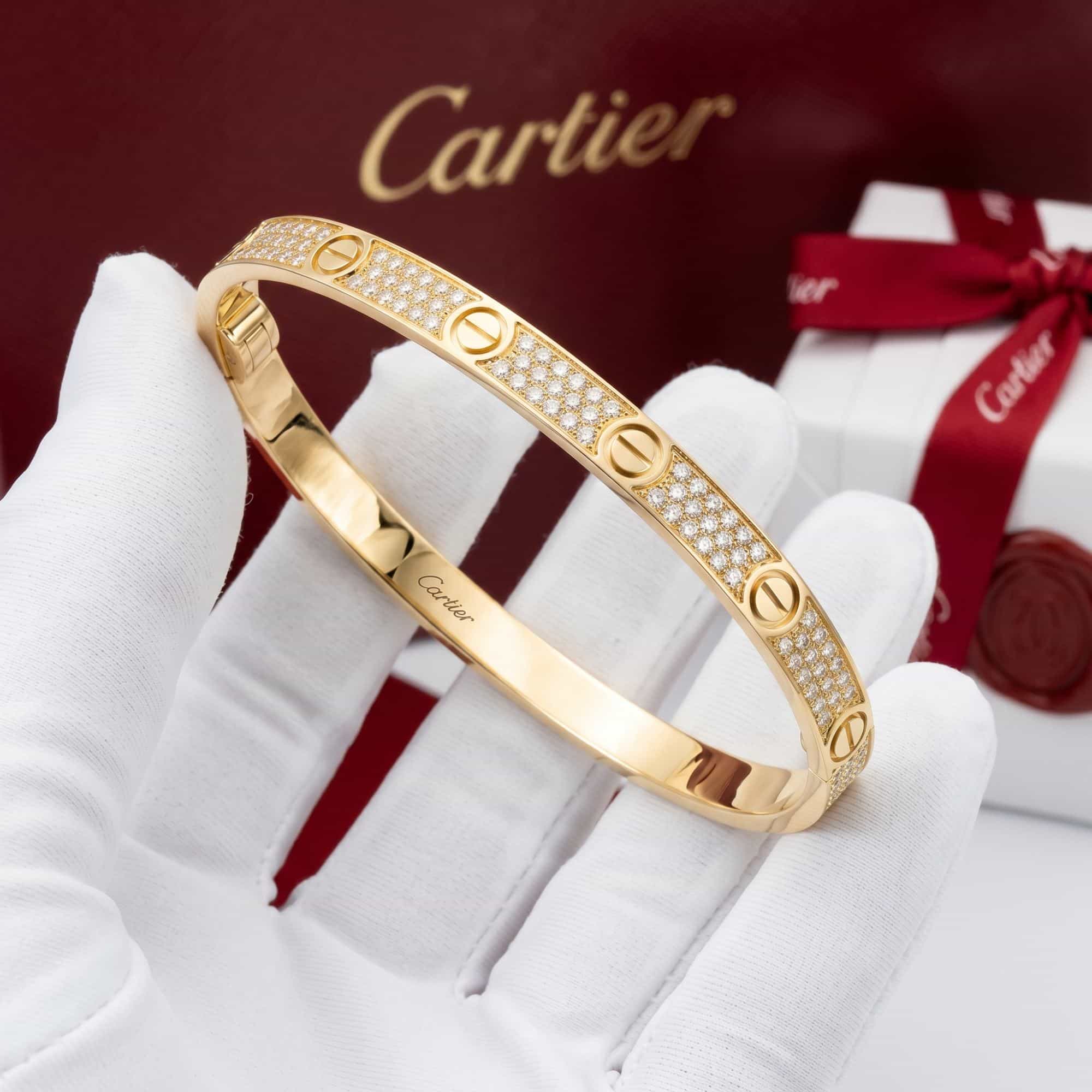 Cartier Золотой браслет Cartier Love с бриллиантами, средняя модель, паве