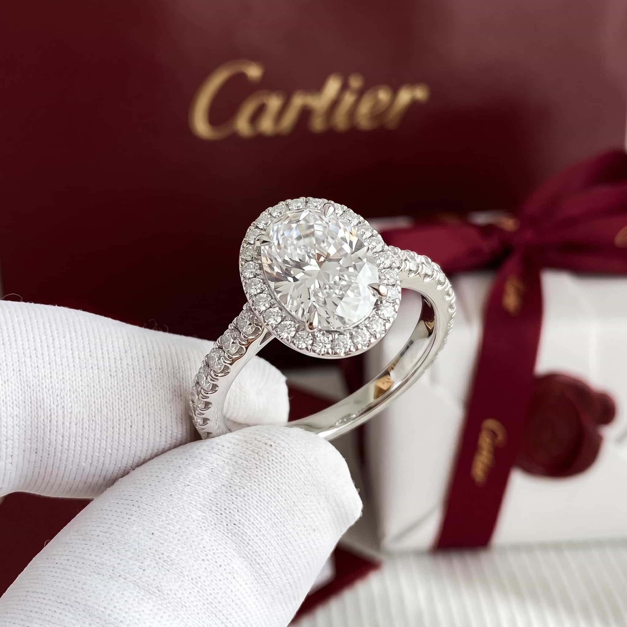 Золотое кольцо-солитер Cartier Destinée с бриллиантами, бриллиант овальной огранки, паве