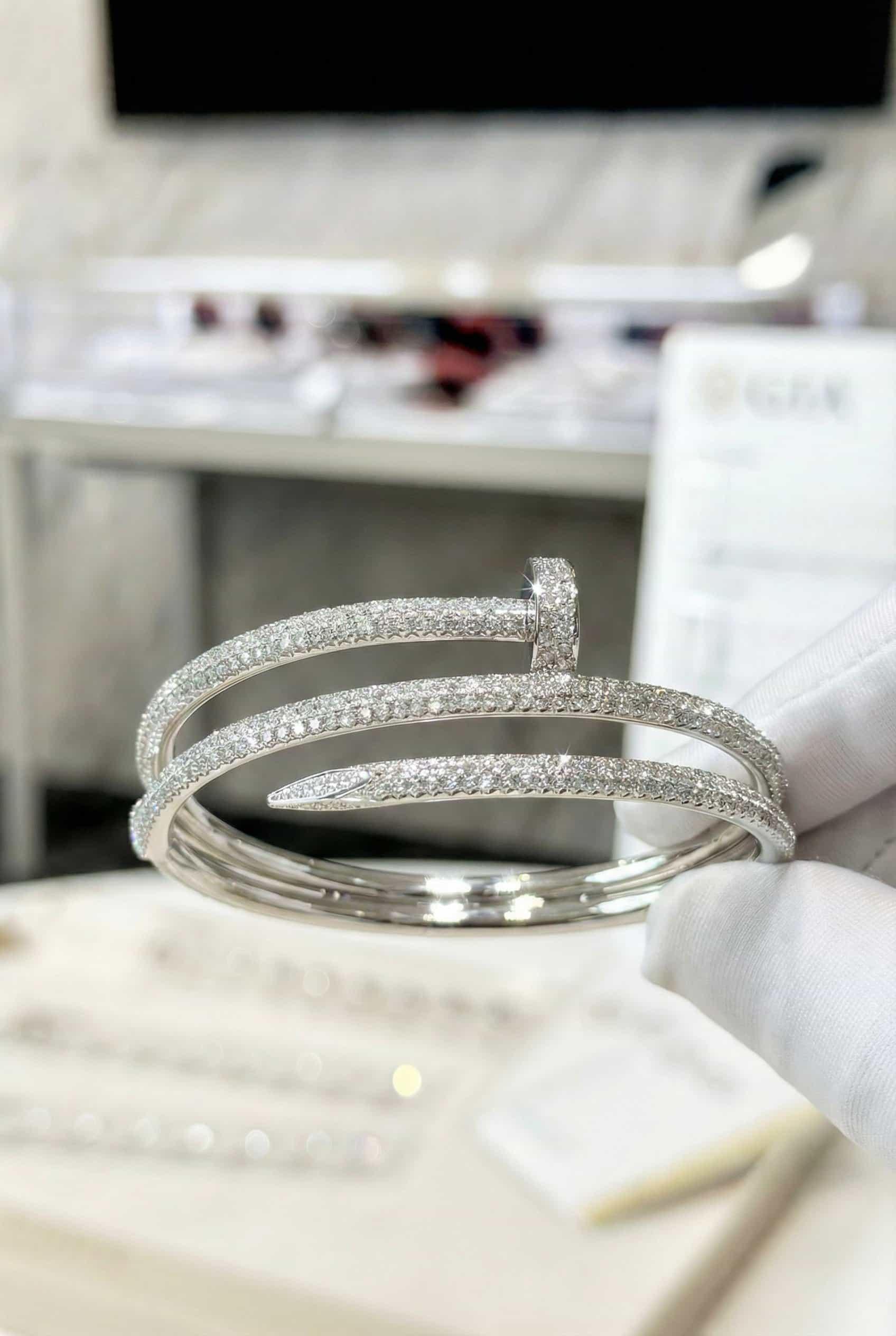 Cartier Золотой браслет Cartier Juste un Clou с бриллиантами