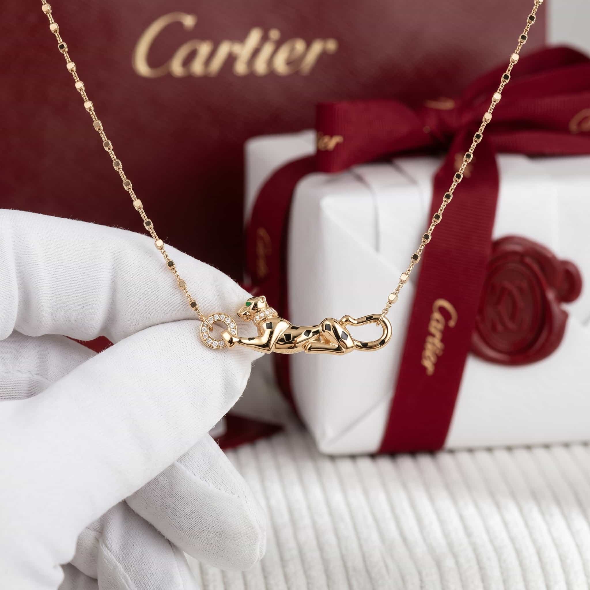 Золотая подвеска Cartier Panthère с бриллиантами