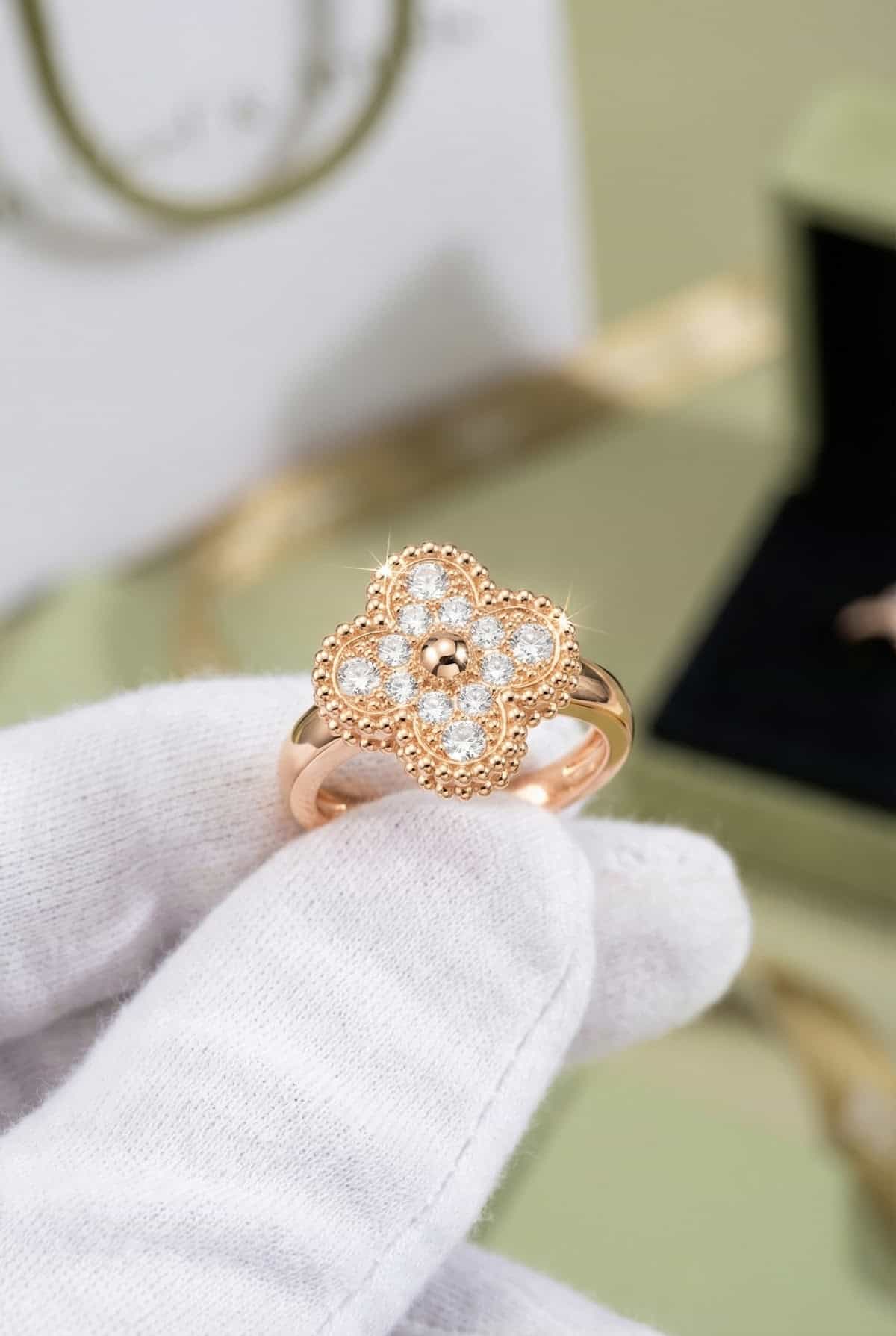 Van Cleef & Arpels Золотое кольцо с бриллиантами Van Cleef Vintage Alhambra