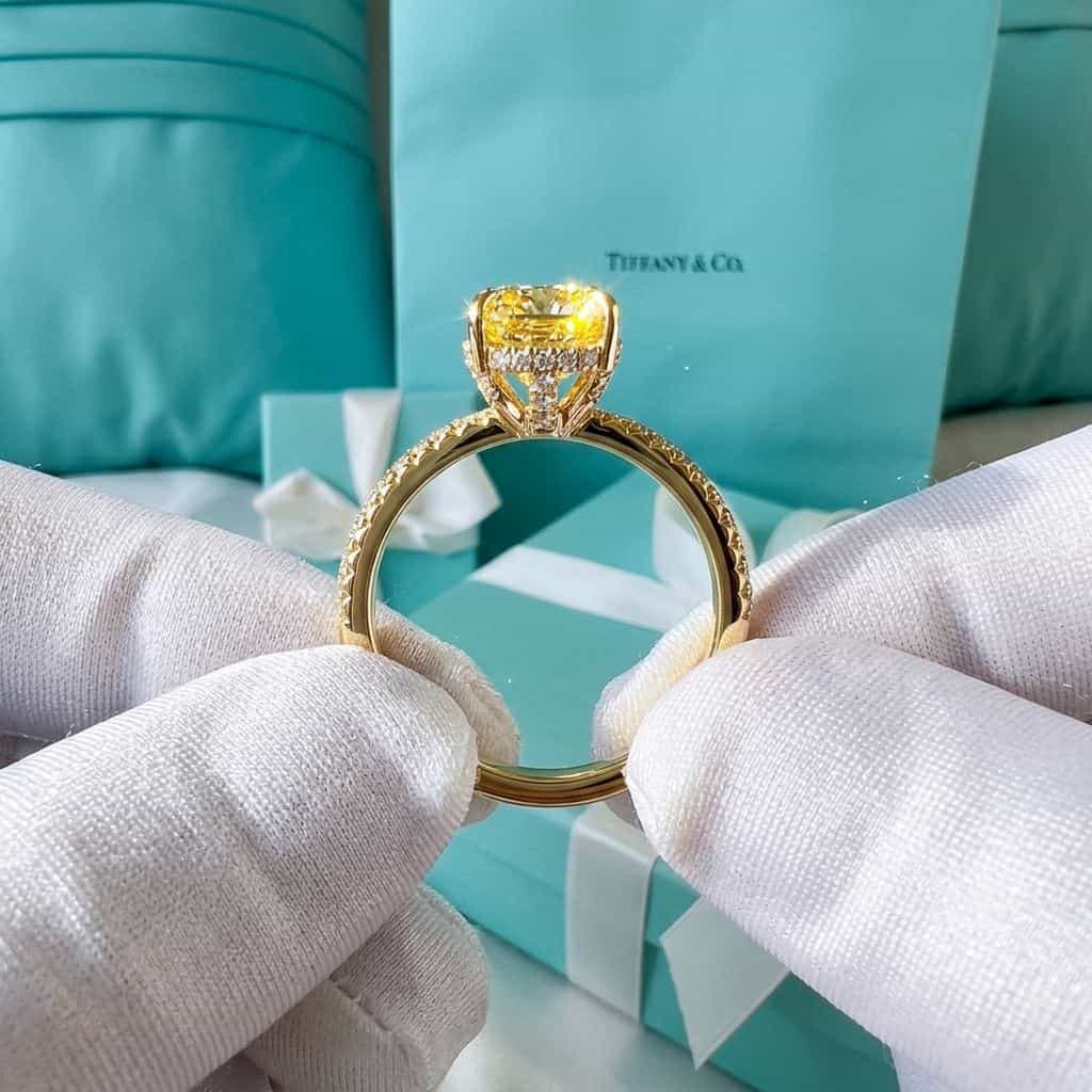Tiffany & Co. Tiffany True кольцо с жёлтым бриллиантом кушон и бриллиантовой дорожкой