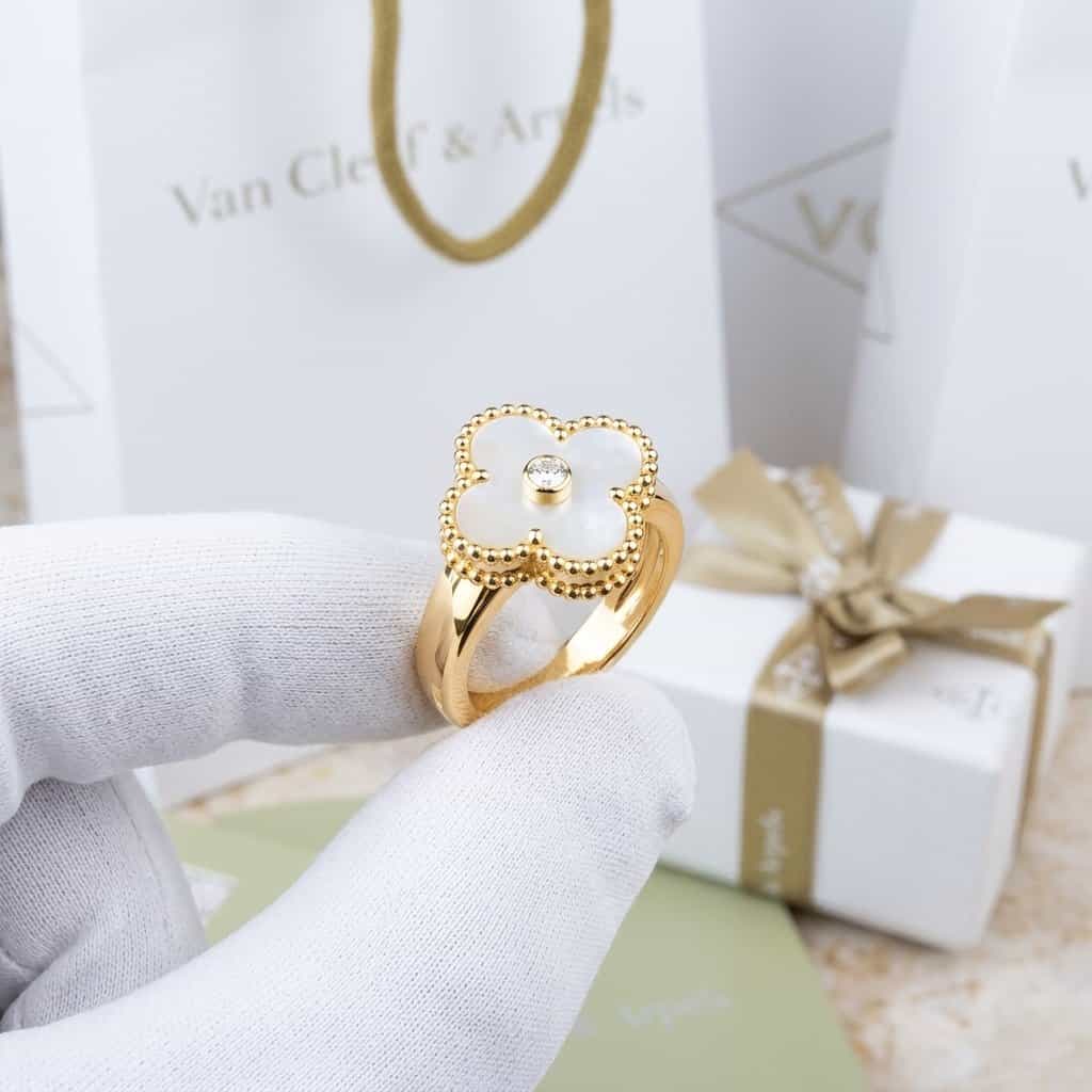 Van Cleef & Arpels Кольцо Van Cleef & Arpels Vintage Alhambra с бриллиантом и белым перламутром