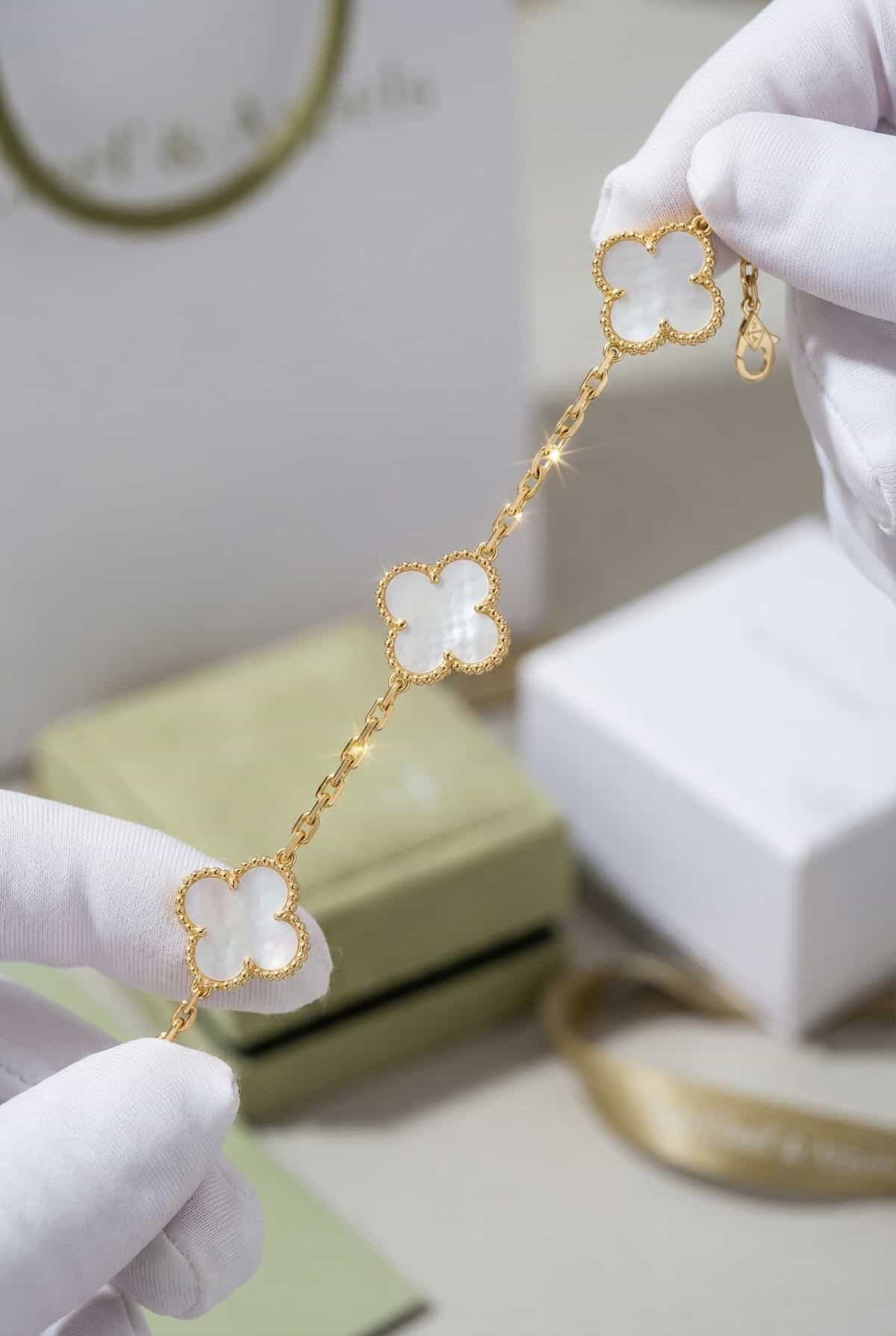 Van Cleef & Arpels Золотой браслет Van Cleef Vintage Alhambra с перламутром
