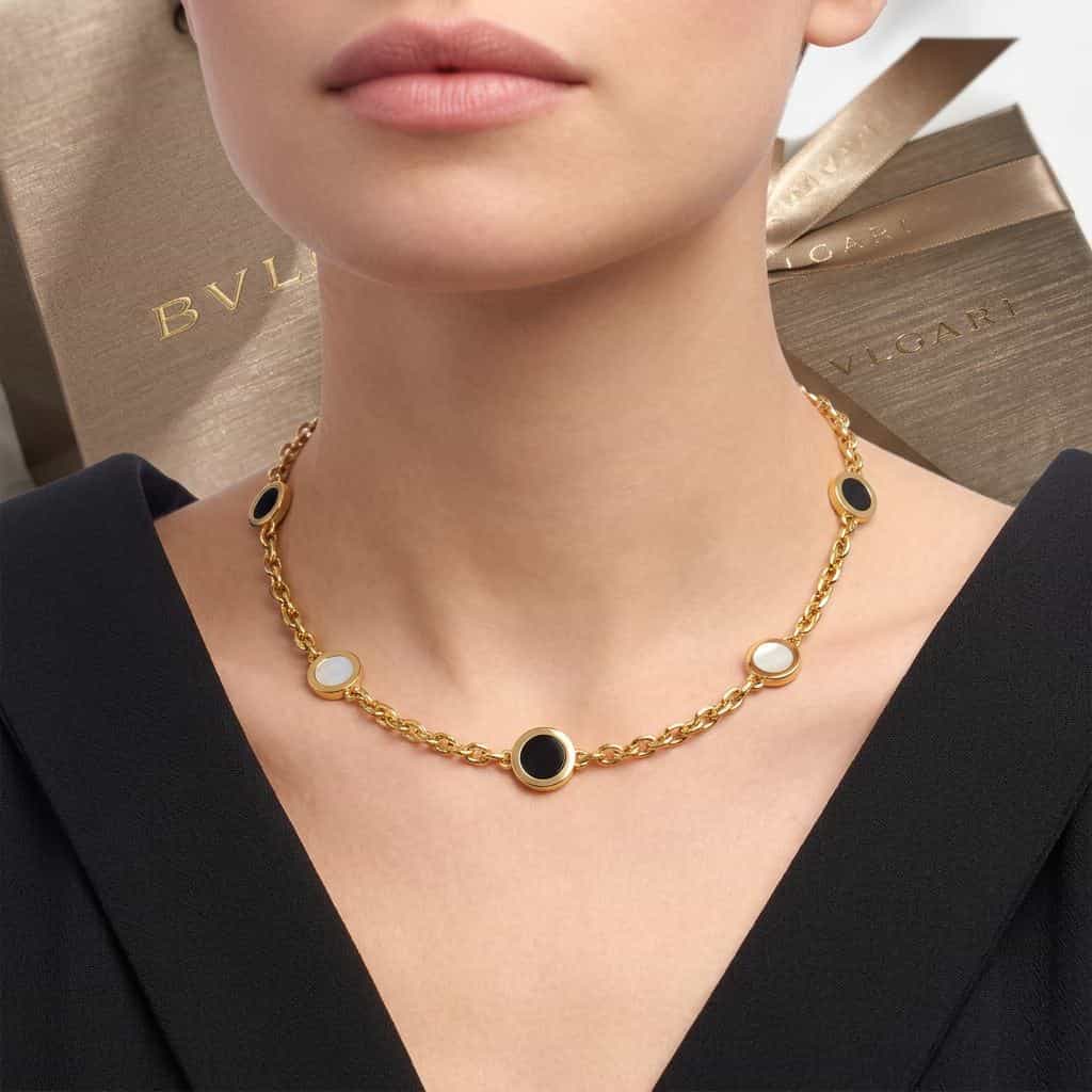 Колье BVLGARI BVLGARI из желтого золота с перламутром и ониксом