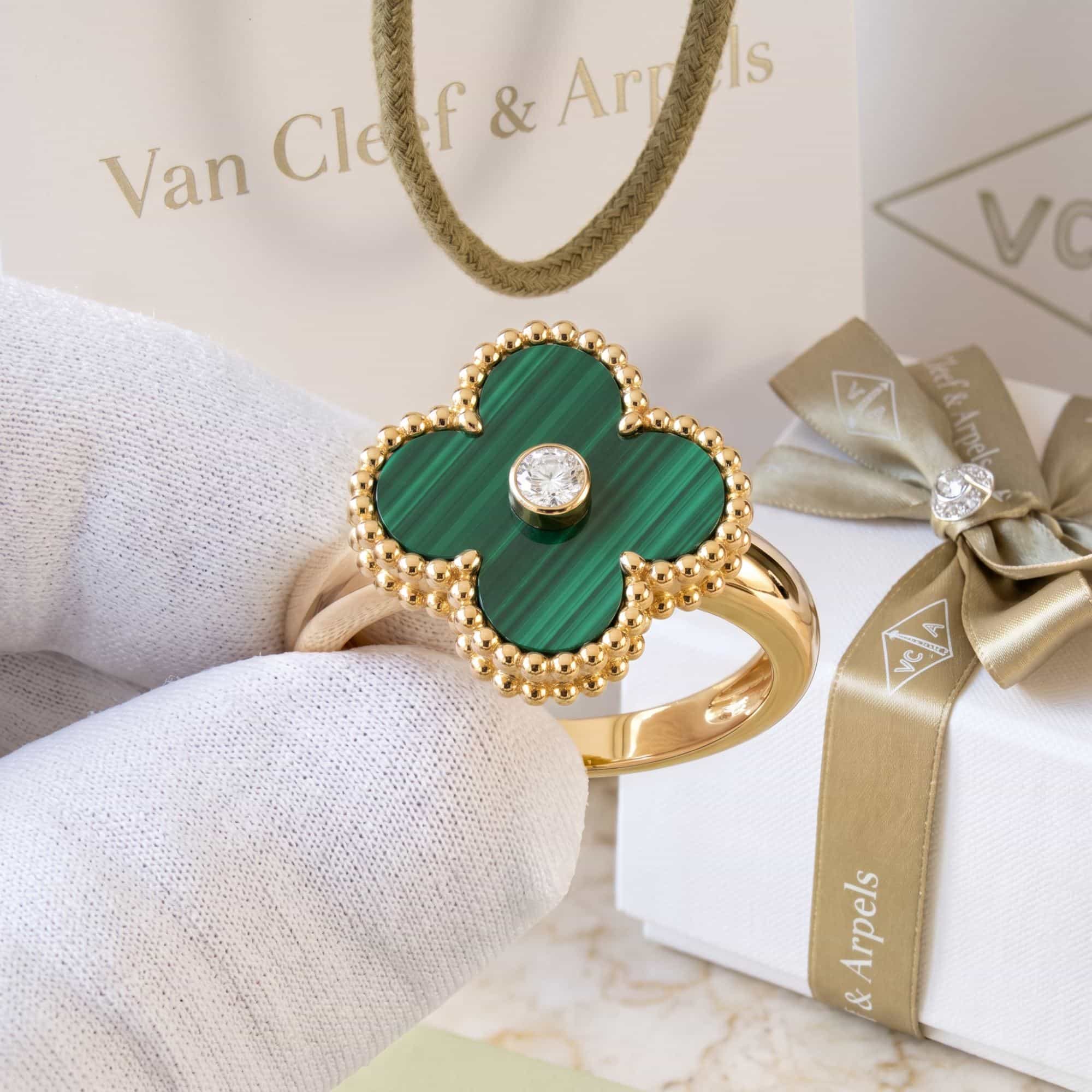 Van Cleef & Arpels Кольцо Van Cleef & Arpels Vintage Alhambra с малахитом и бриллиантом