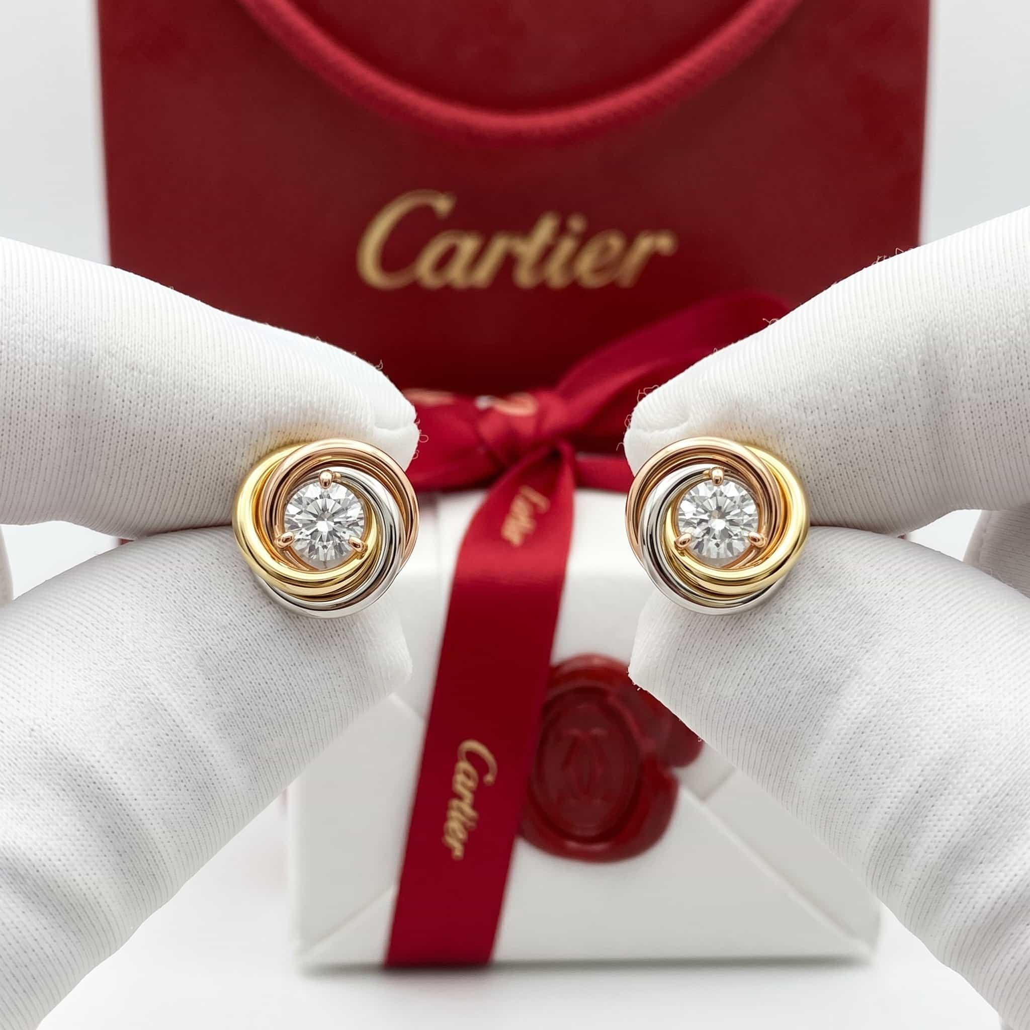 Золотые серьги-пусеты Cartier Trinity с бриллиантами, 2 бриллианта