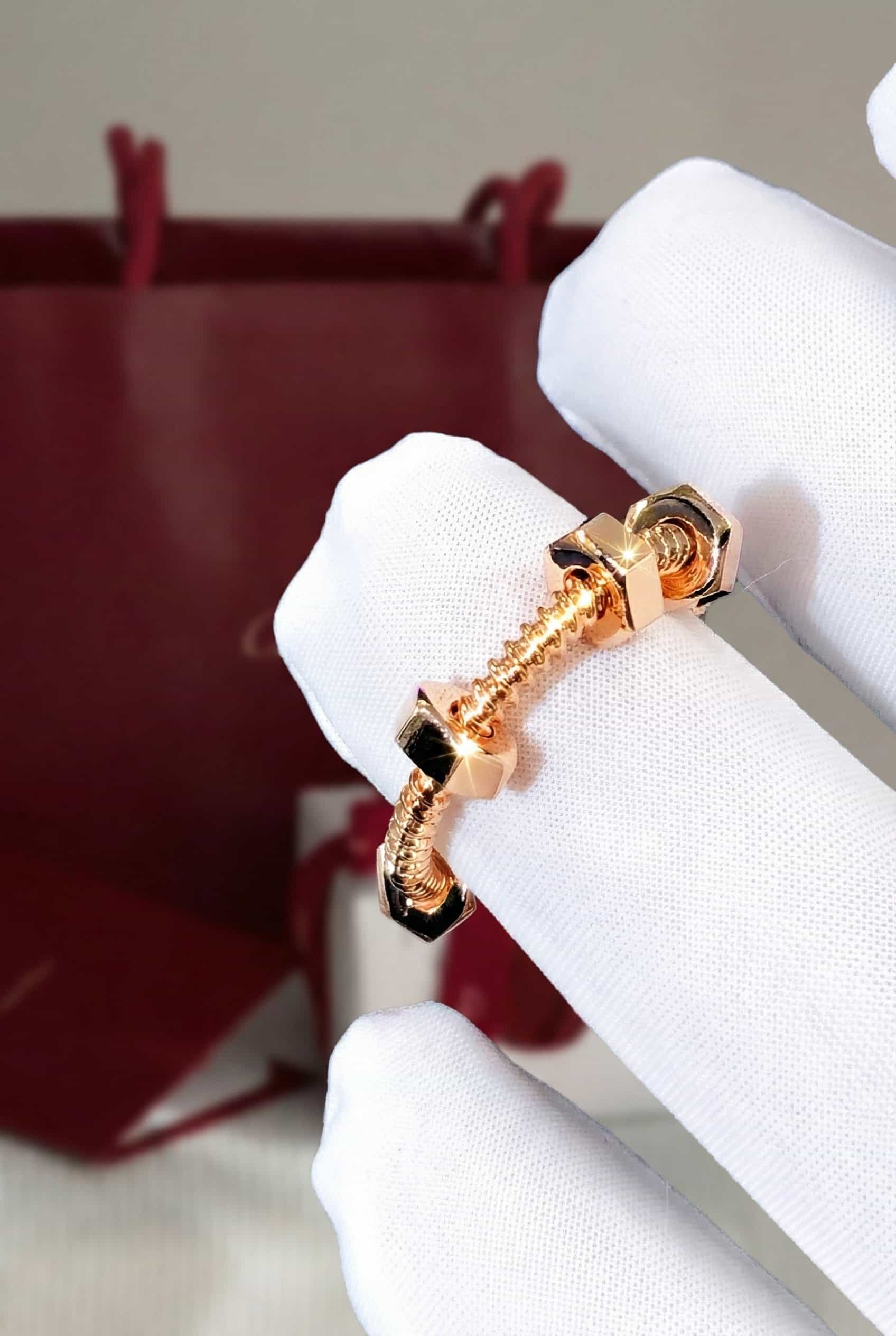 Золотое кольцо Cartier Ecrou de Cartier
