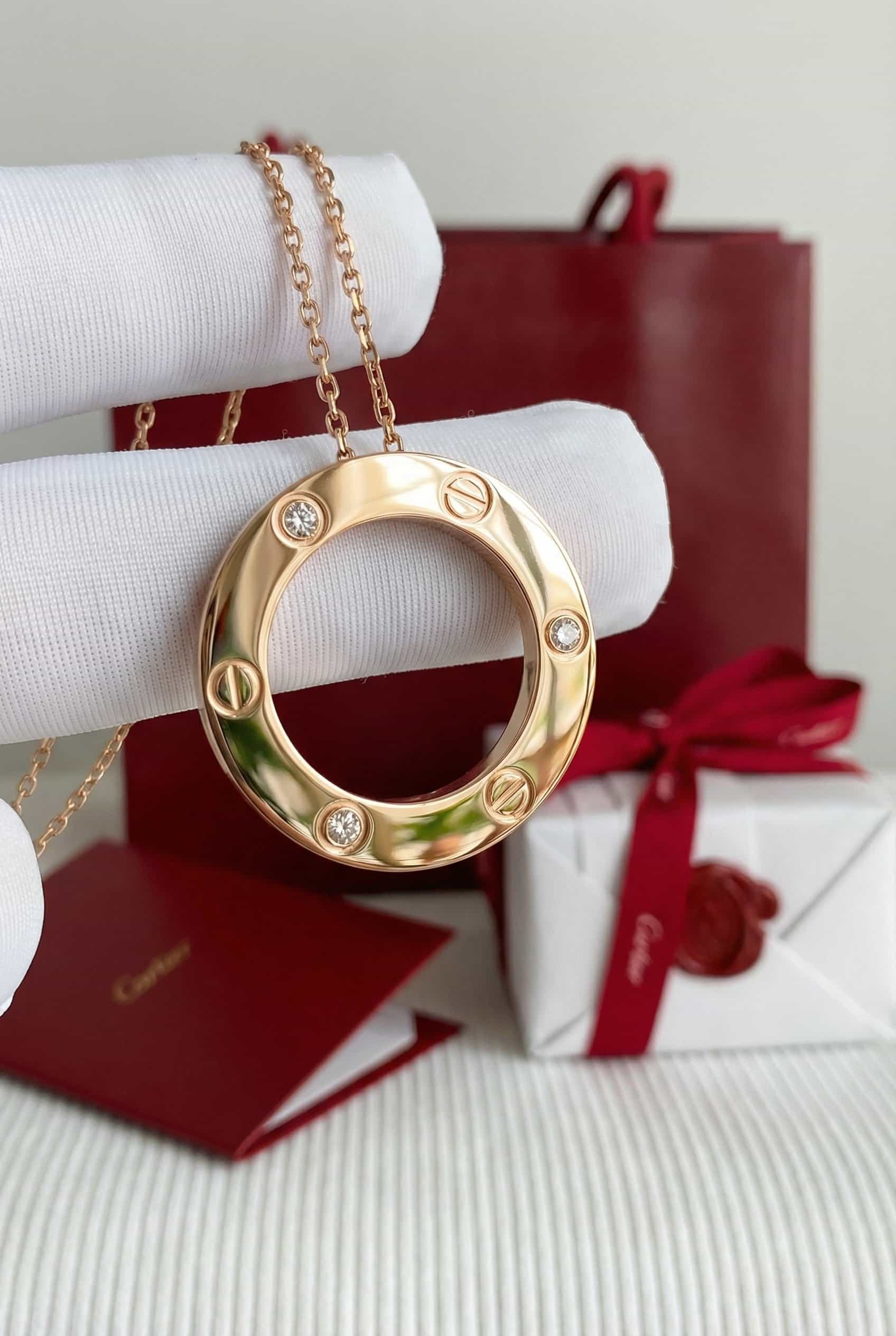 Cartier Золотая подвеска Cartier Love с бриллиантами