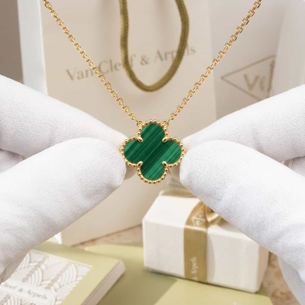 Van Cleef & Arpels Кулон Van Cleef & Arpels Alhambra с малахитом