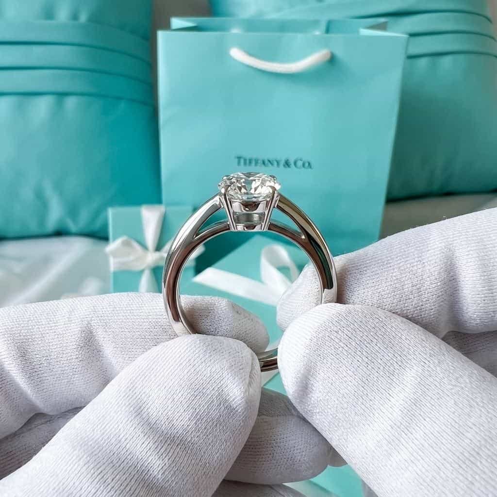 Tiffany & Co. Кольцо с овальным бриллиантом Tiffany
