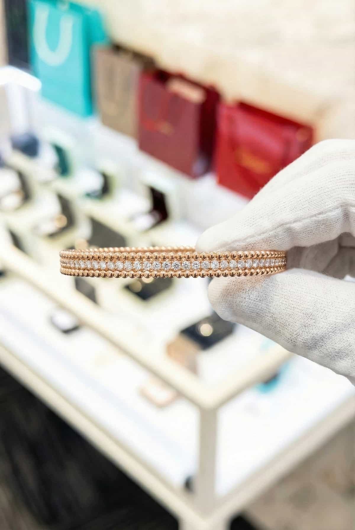 Van Cleef & Arpels Золотой браслет с бриллиантами Van Cleef Perlée, 1 ряд