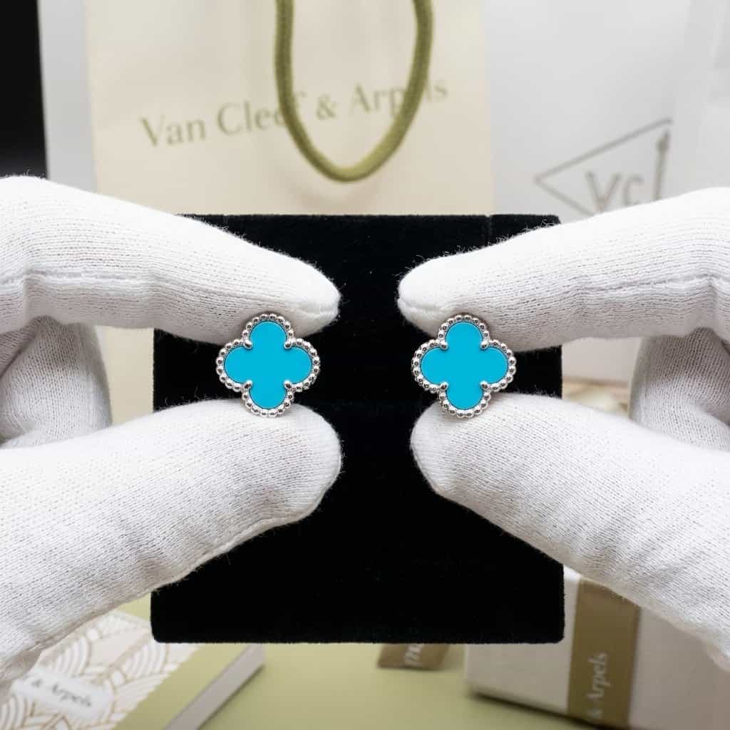 Van Cleef & Arpels Серьги-гвоздики Van Cleef & Arpels Sweet Alhambra, белое золото, бирюза