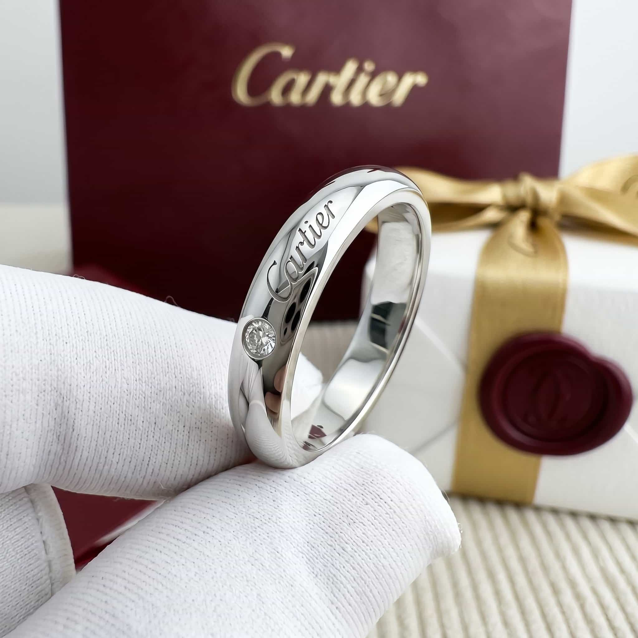 Cartier Золотое обручальное кольцо Cartier C de Cartier с бриллиантами, ширина 4 мм, 1 бриллиант
