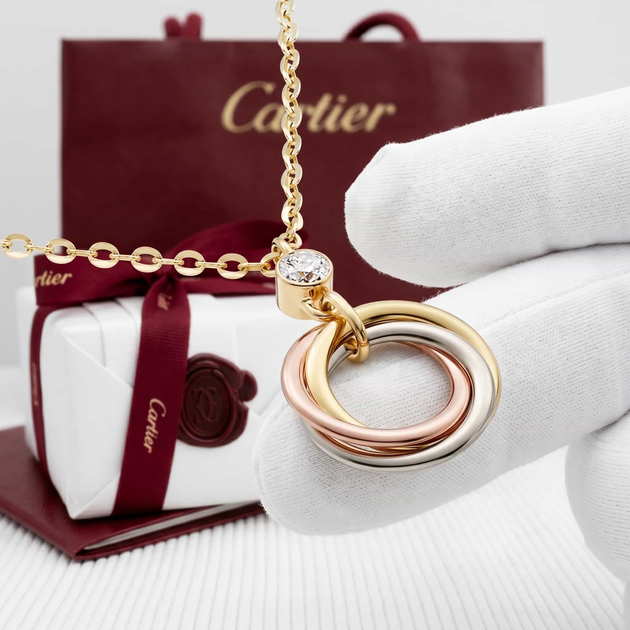 Cartier Золотая подвеска Cartier Trinity с бриллиантами, 1 бриллиант