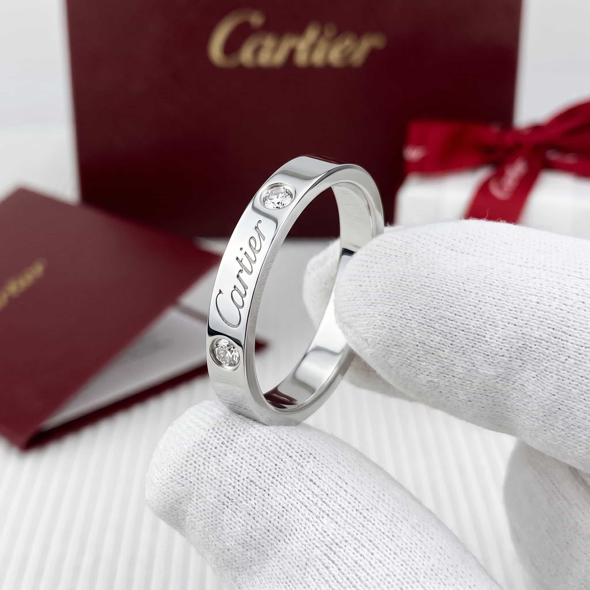 Золотое обручальное кольцо Cartier C de Cartier с бриллиантами, ширина 3 мм, 2 бриллианта