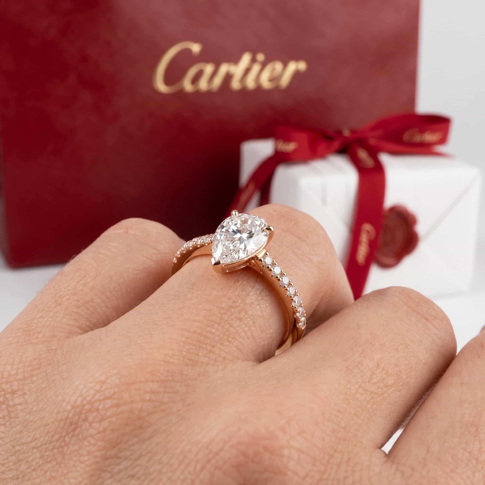 Золотое кольцо Cartier Étincelle с бриллиантами, бриллиант грушевидной огранки, паве