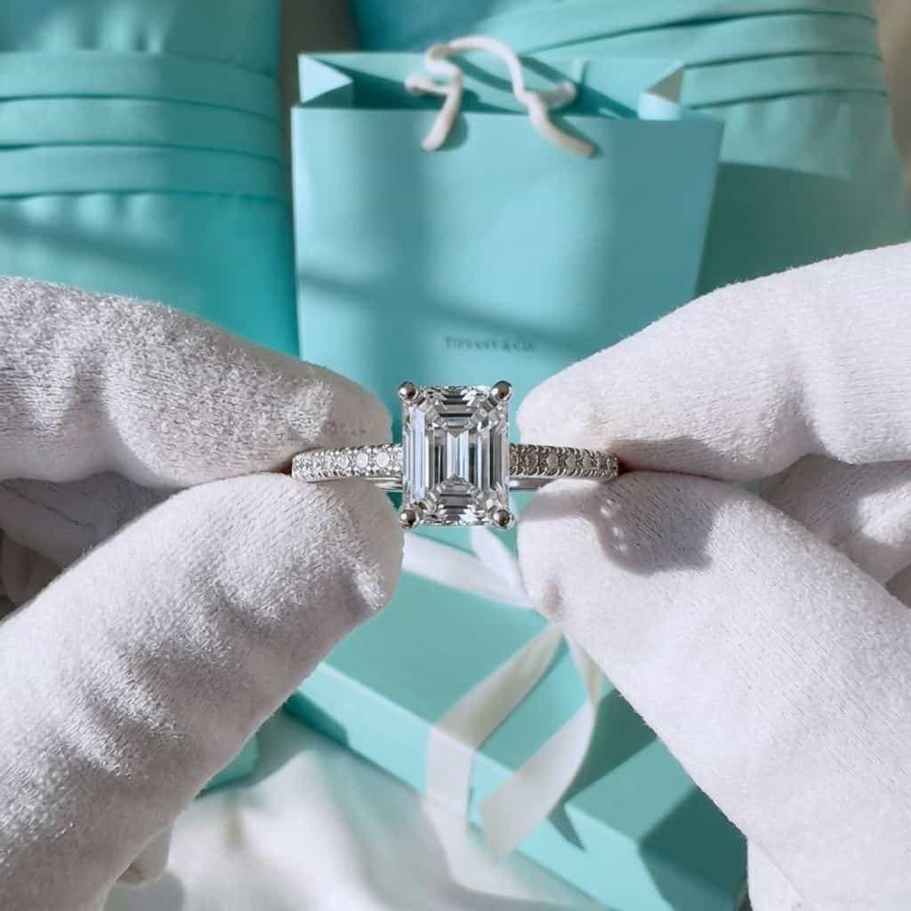 Кольцо Tiffany Novo с центральным бриллиантом огранки emerald и дорожкой из бриллиантов