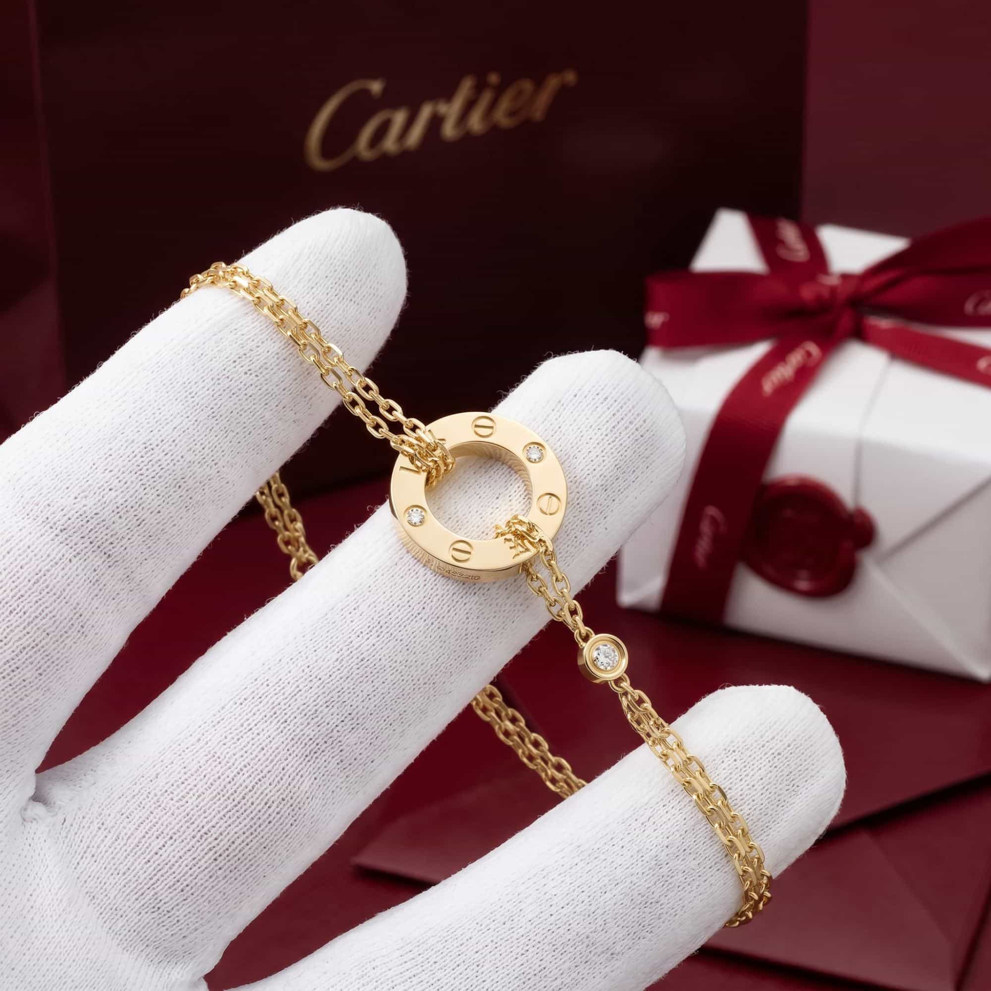 Cartier Золотой браслет Cartier Love с бриллиантами, на цепочке, 2 бриллианта