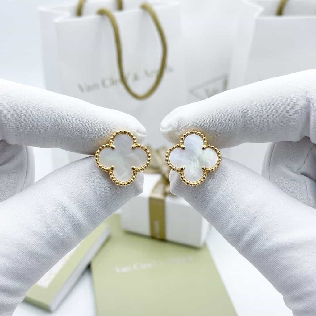 Van Cleef & Arpels Серьги Van Cleef & Arpels Vintage Alhambra, желтое золото, белый перламутр