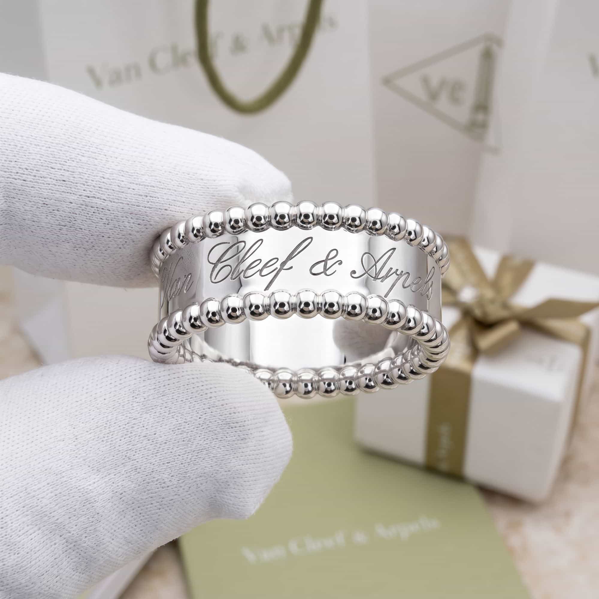 Van Cleef & Arpels Кольцо Van Cleef & Arpels Perlée signature из белого золота