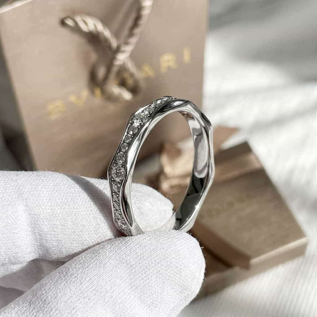 Кольцо Bulgari Infinito Wedding Band из белого золота с бриллиантами