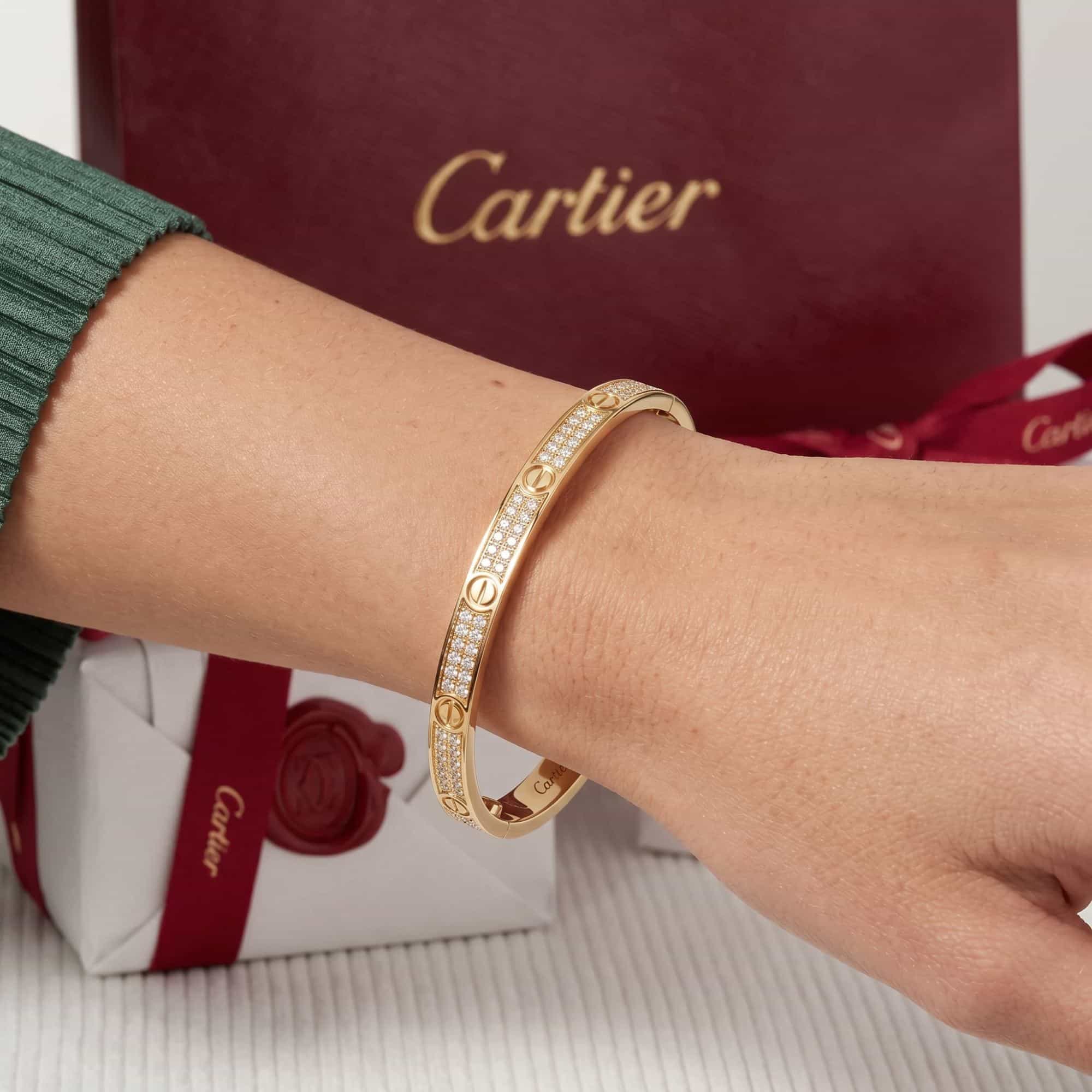 Cartier Золотой браслет Cartier Love с бриллиантами, малая модель, паве